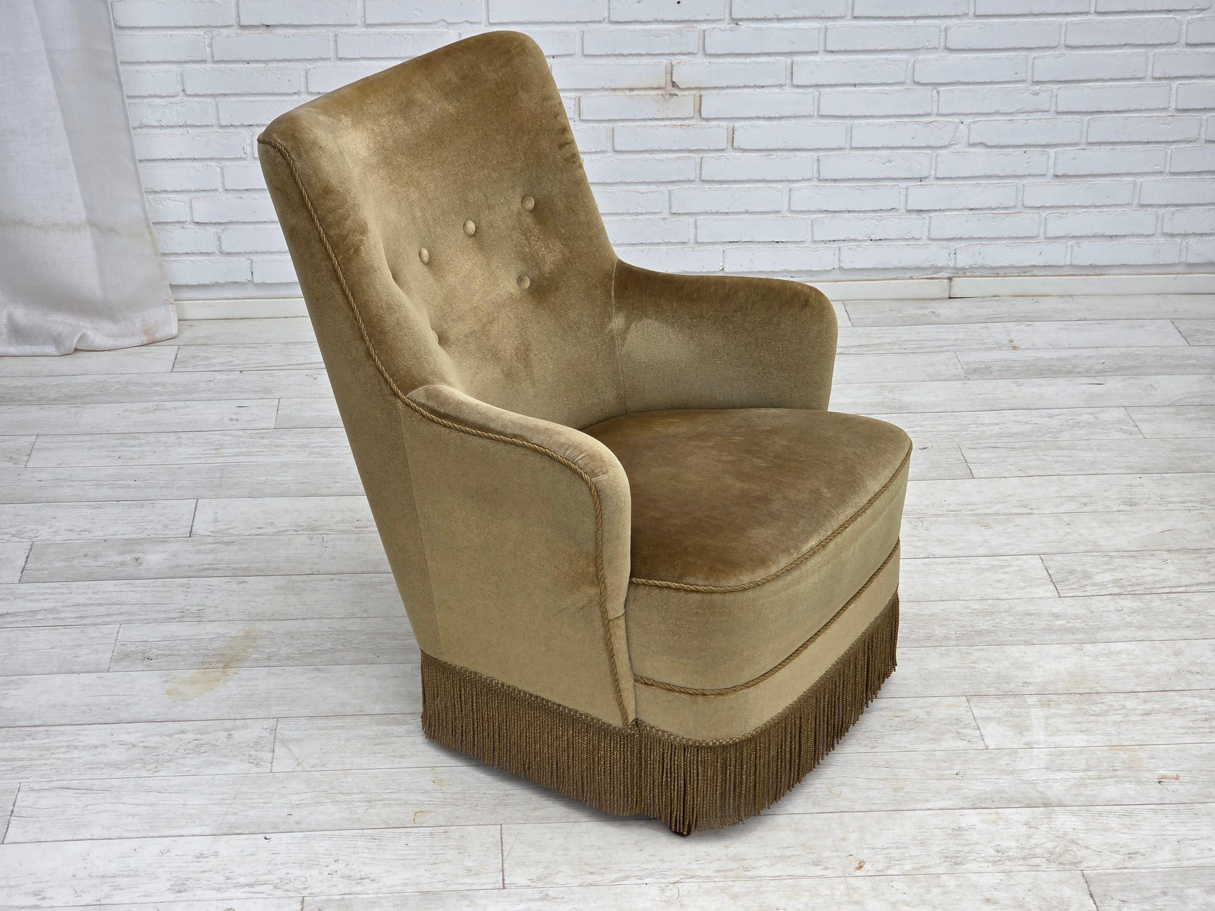 Anni '70, Poltrona danese. Velluto da arredamento verde chiaro, molle nella seduta, gambe in legno di faggio. Condizioni originali molto buone: nessun odore, nessuna macchia e struttura stabile. Prodotto da un produttore di mobili danese negli anni