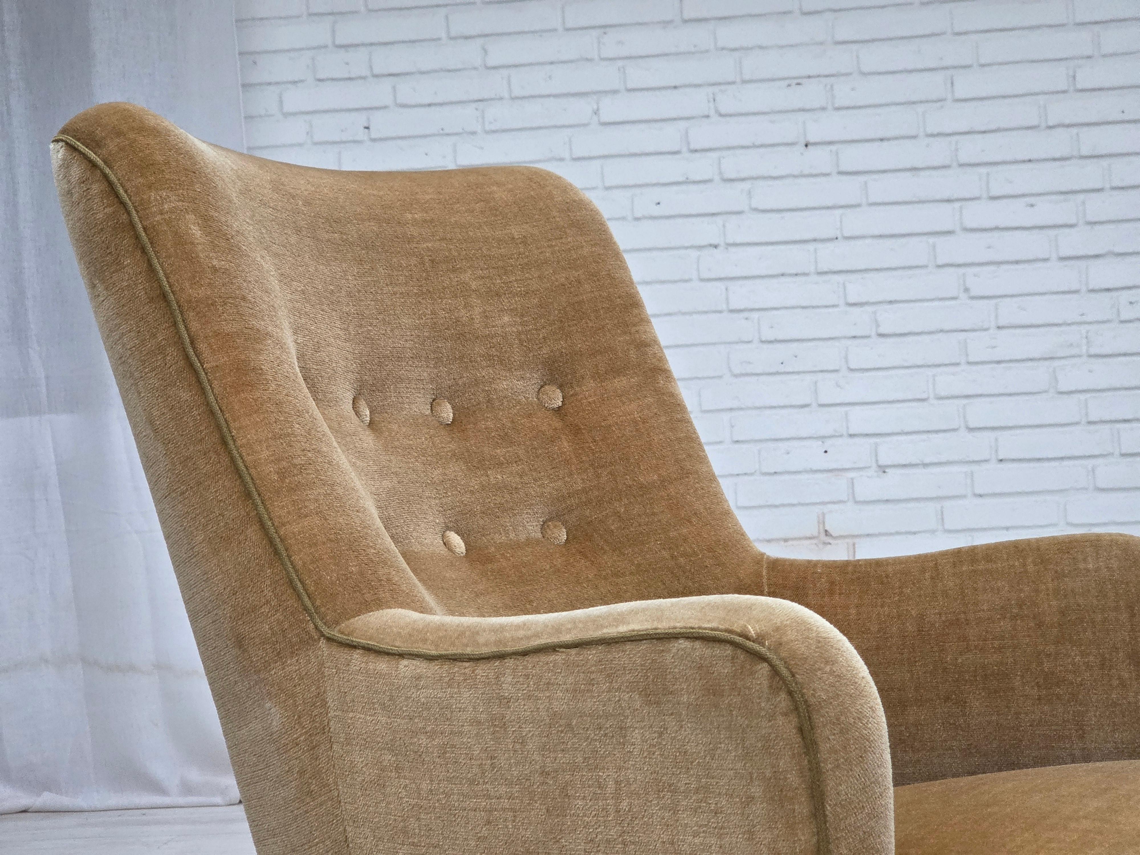 Poltrona danese con schienale alto, anni '70, velluto verde chiaro. In condizioni buone in vendita a Tarm, 82