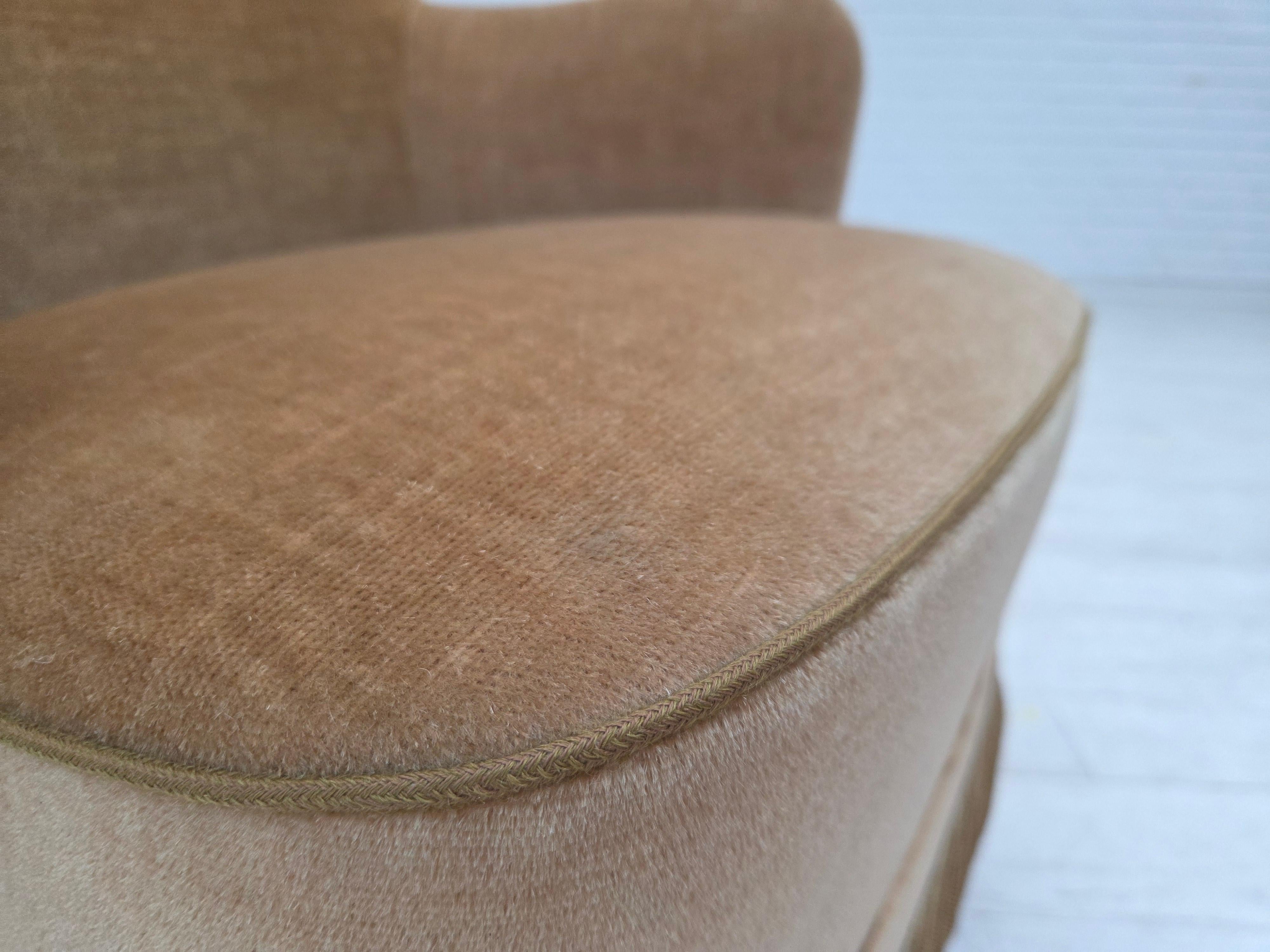 Metà XX secolo Poltrona danese con schienale alto, anni '70, velluto verde chiaro. in vendita