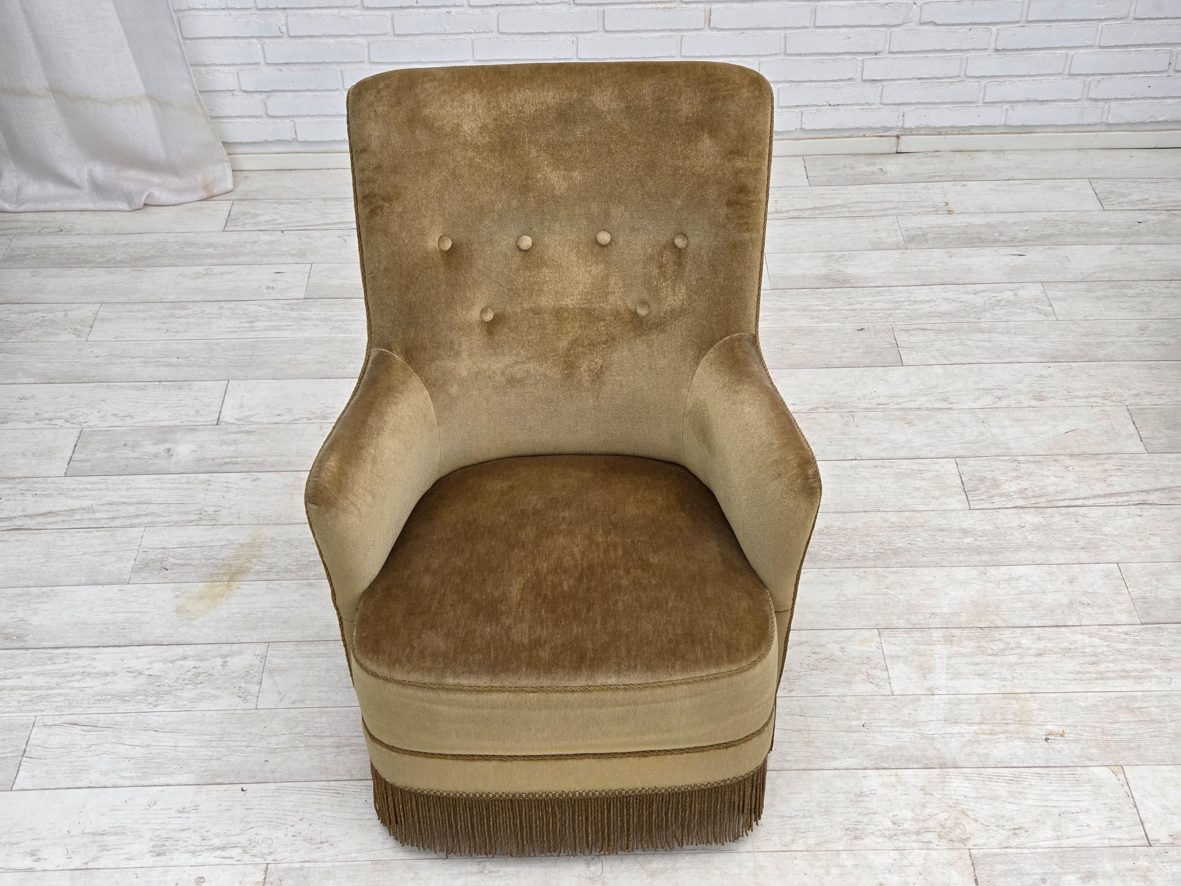 Velluto Poltrona danese con schienale alto, anni '70, velluto verde chiaro. in vendita