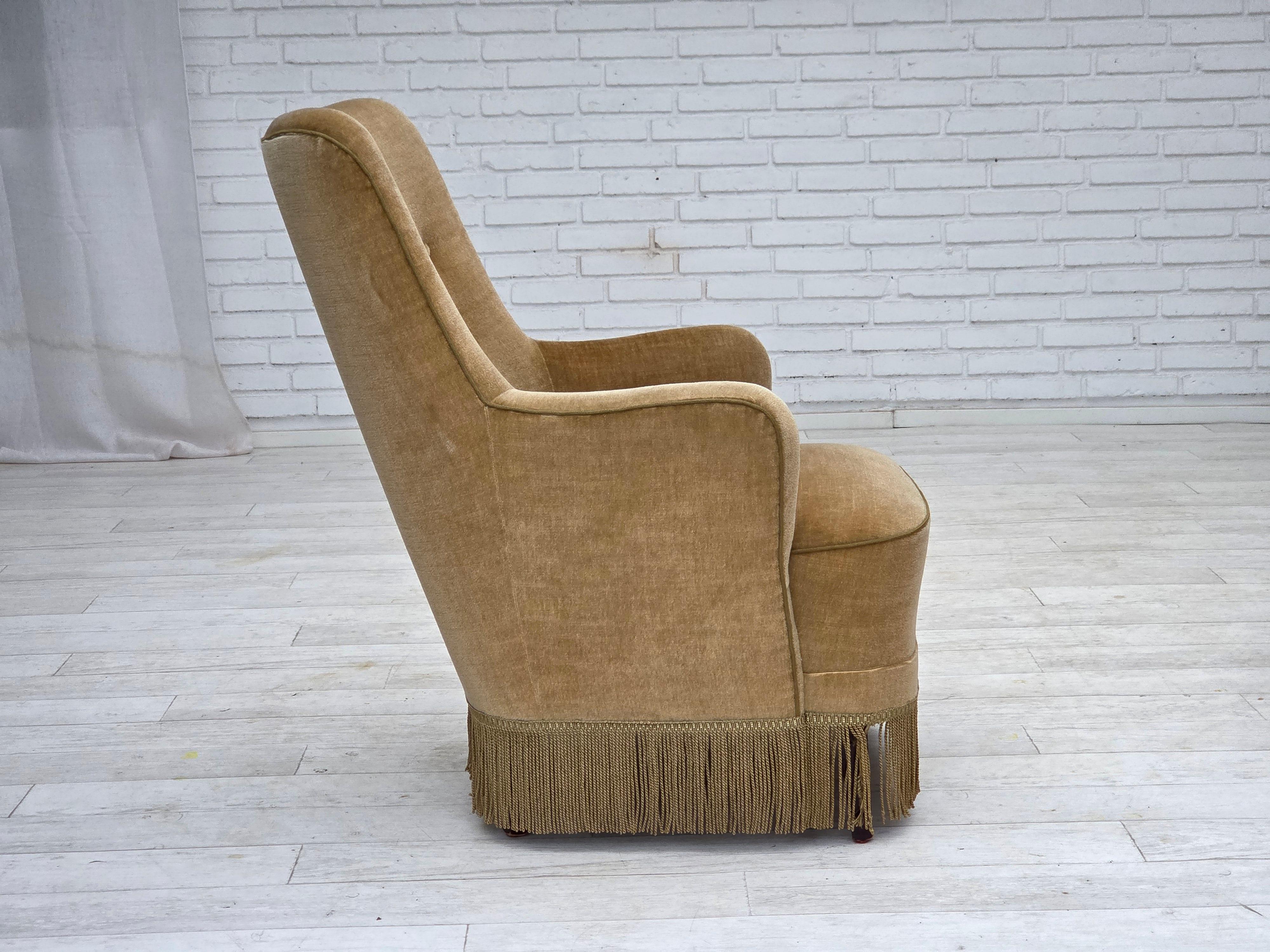 Poltrona danese con schienale alto, anni '70, velluto verde chiaro. in vendita 1
