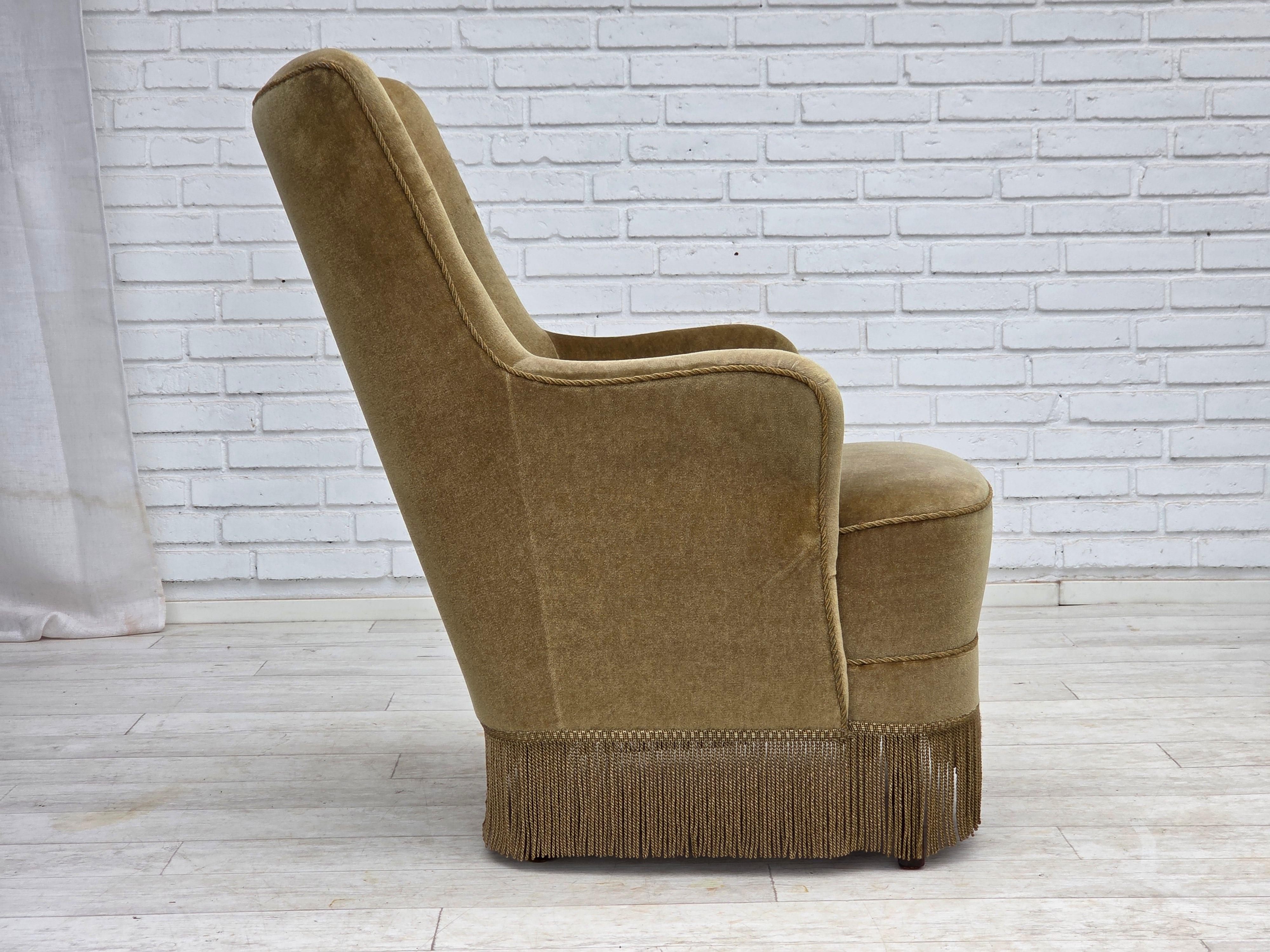 Poltrona danese con schienale alto, anni '70, velluto verde chiaro. in vendita 1