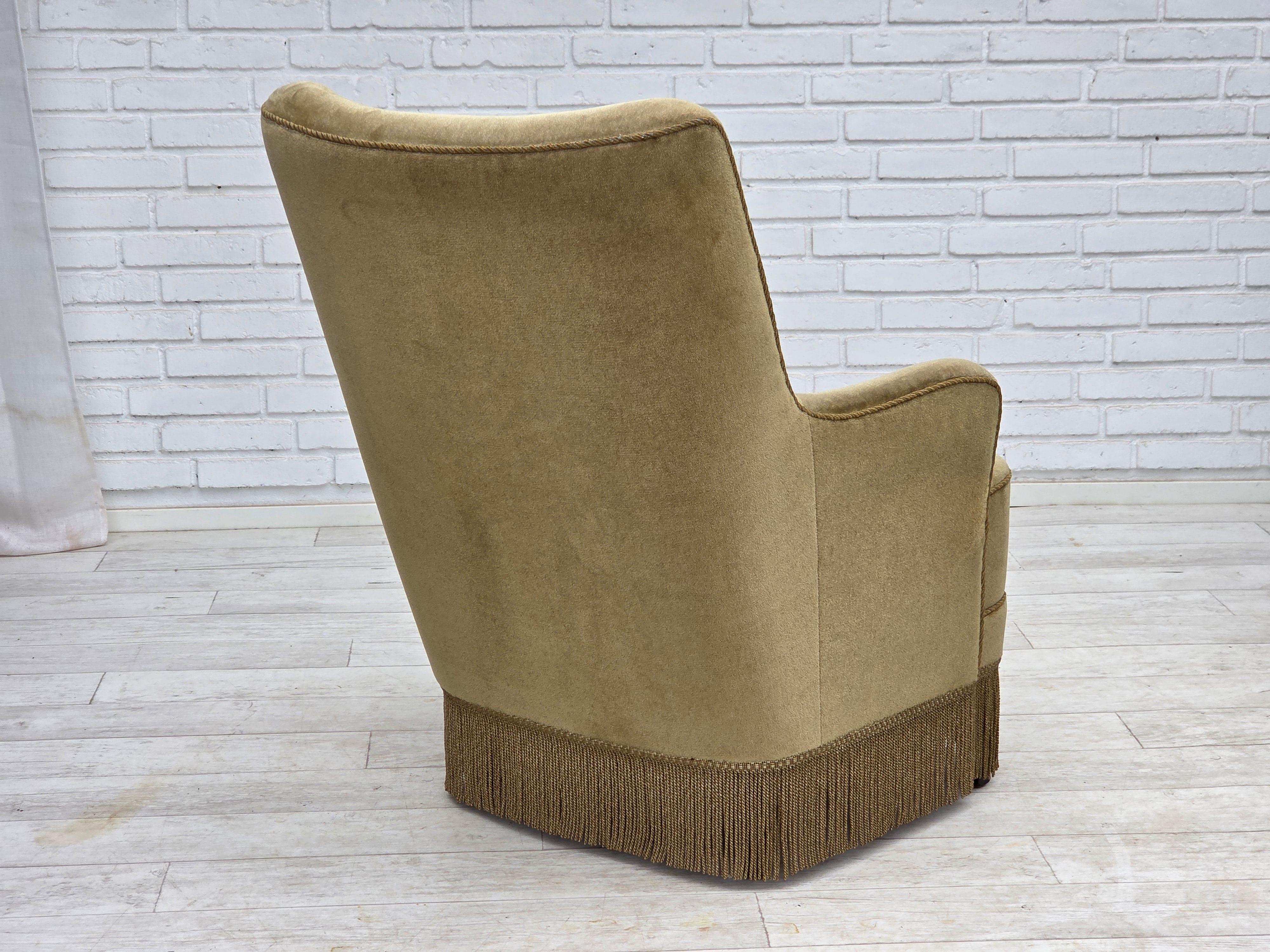 Poltrona danese con schienale alto, anni '70, velluto verde chiaro. in vendita 2