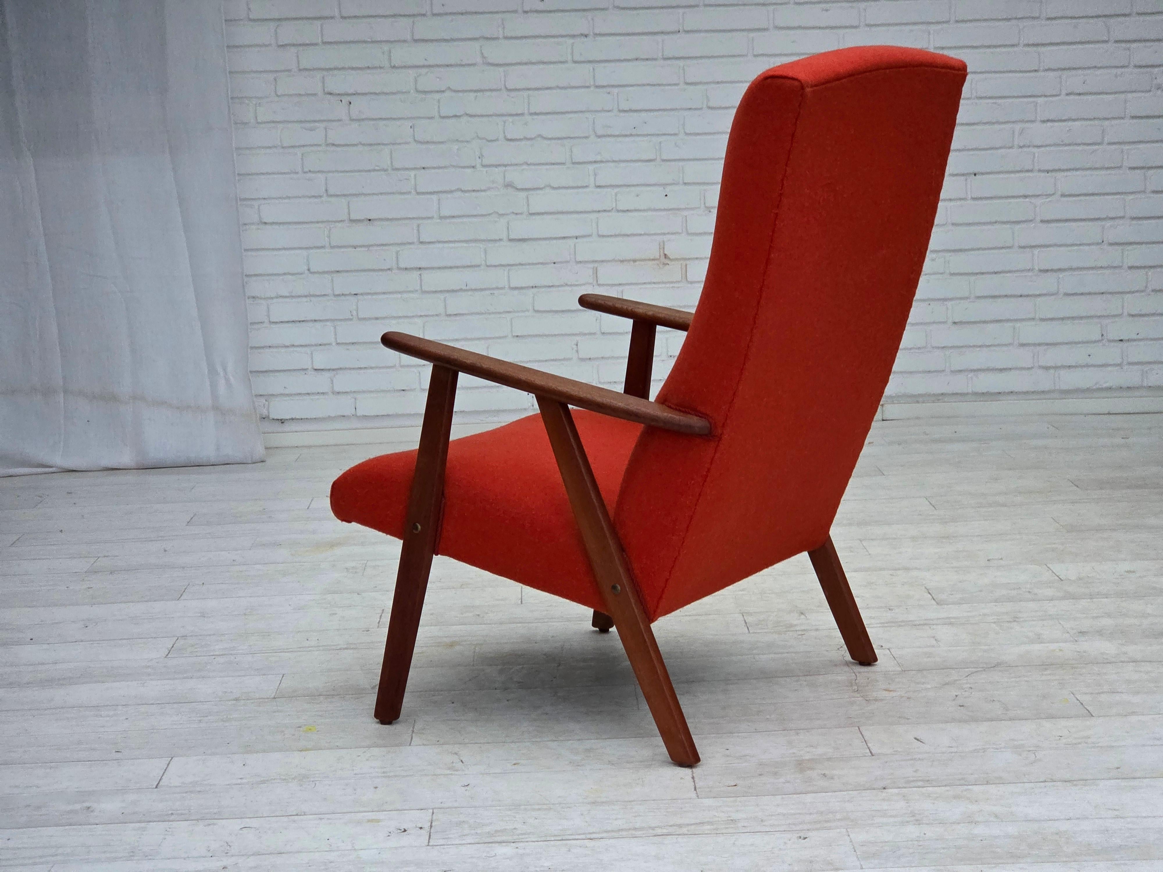 1970er Jahre, Dänischer Hochlehner-Sessel, orangefarbene Möbelwolle, Teakholz, Eichenholz. im Angebot 5