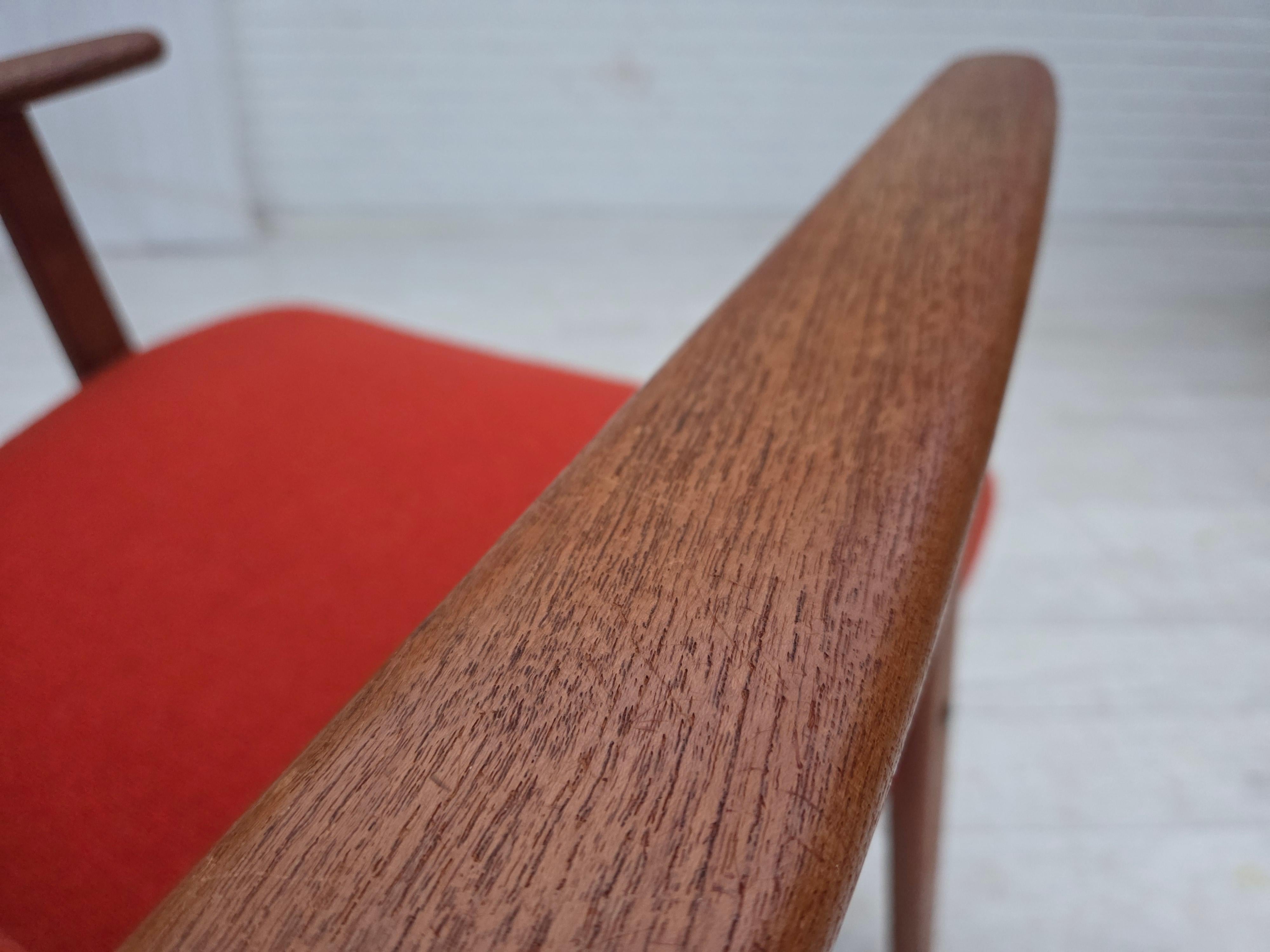 1970er Jahre, Dänischer Hochlehner-Sessel, orangefarbene Möbelwolle, Teakholz, Eichenholz. im Angebot 6