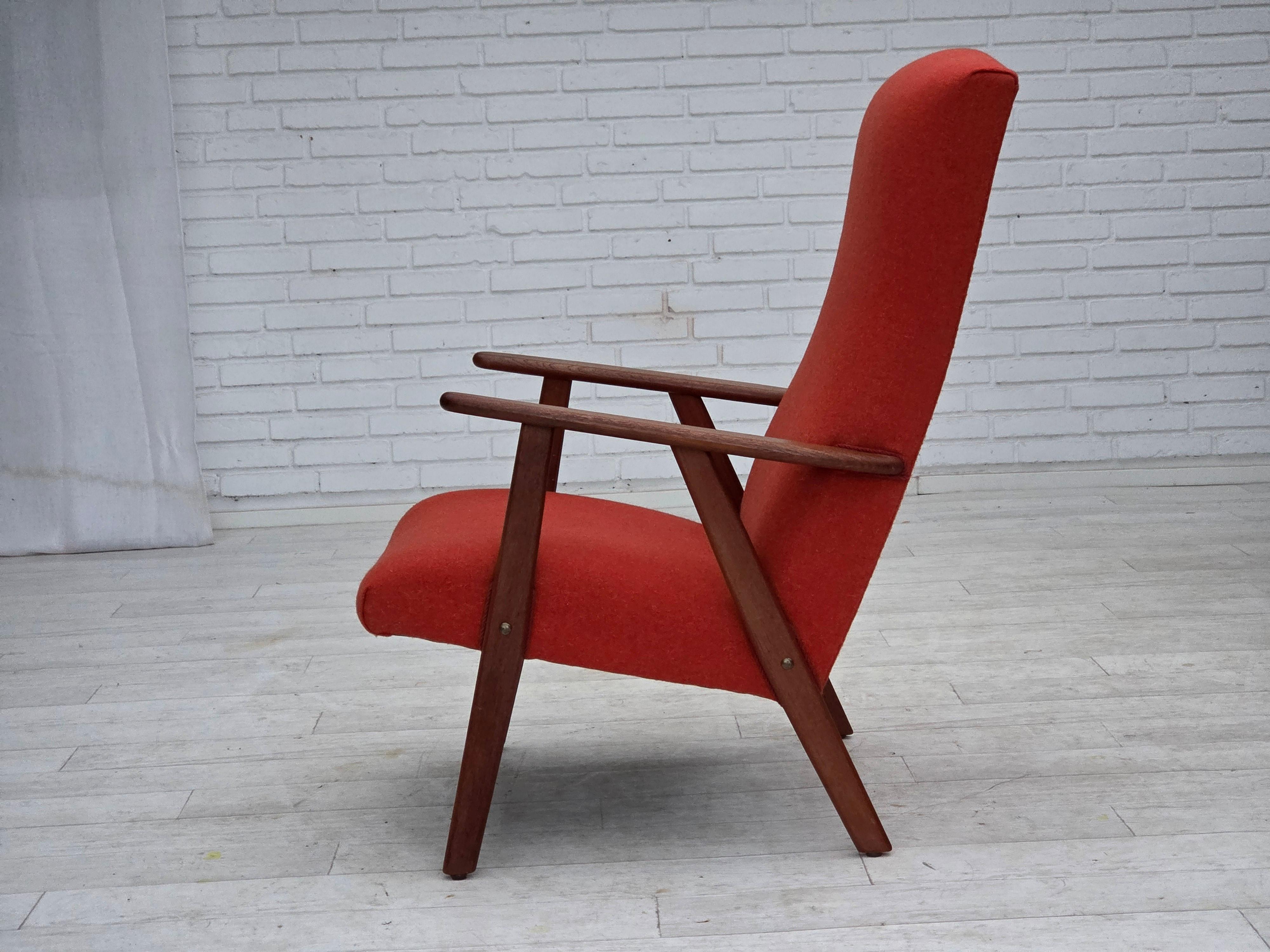 1970er Jahre, Dänischer Hochlehner-Sessel, orangefarbene Möbelwolle, Teakholz, Eichenholz. im Angebot 7