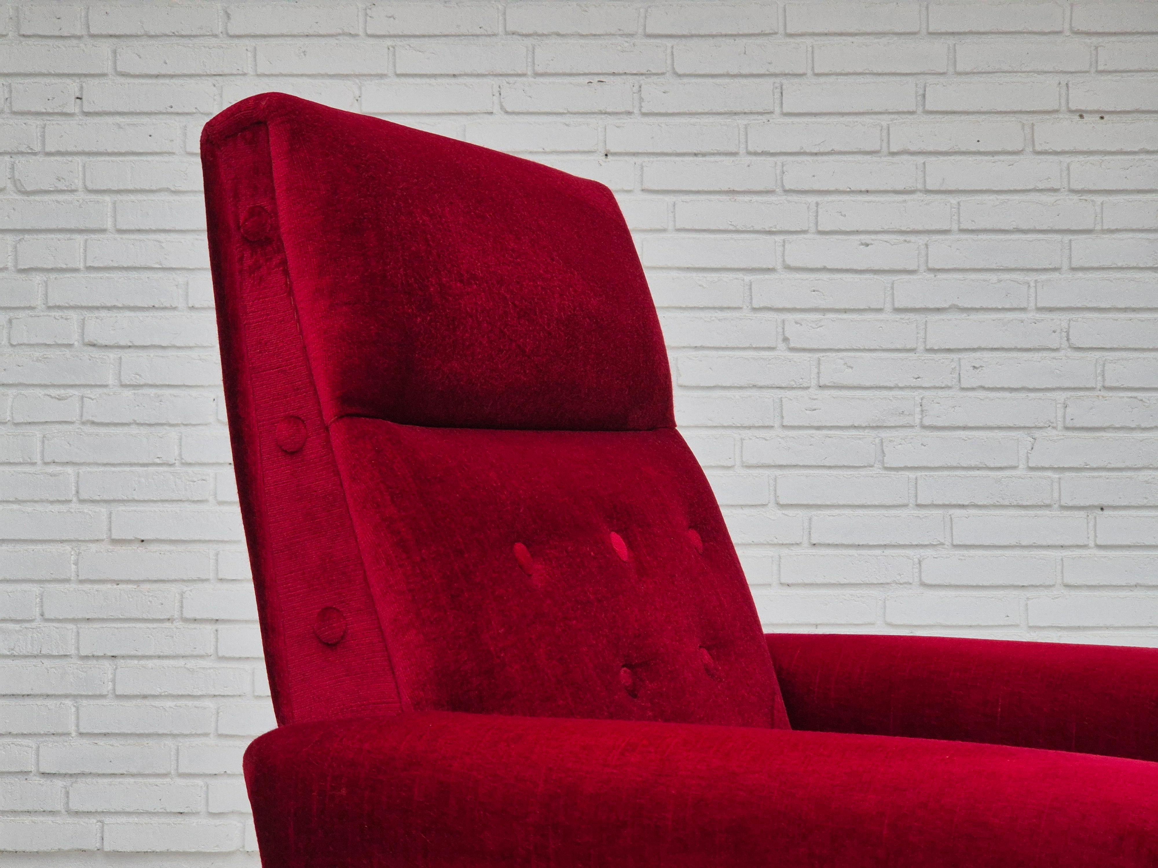Dänischer Sessel mit hoher Rückenlehne, Originalzustand, 1970er Jahre, roter Möbelsamt. im Angebot 5