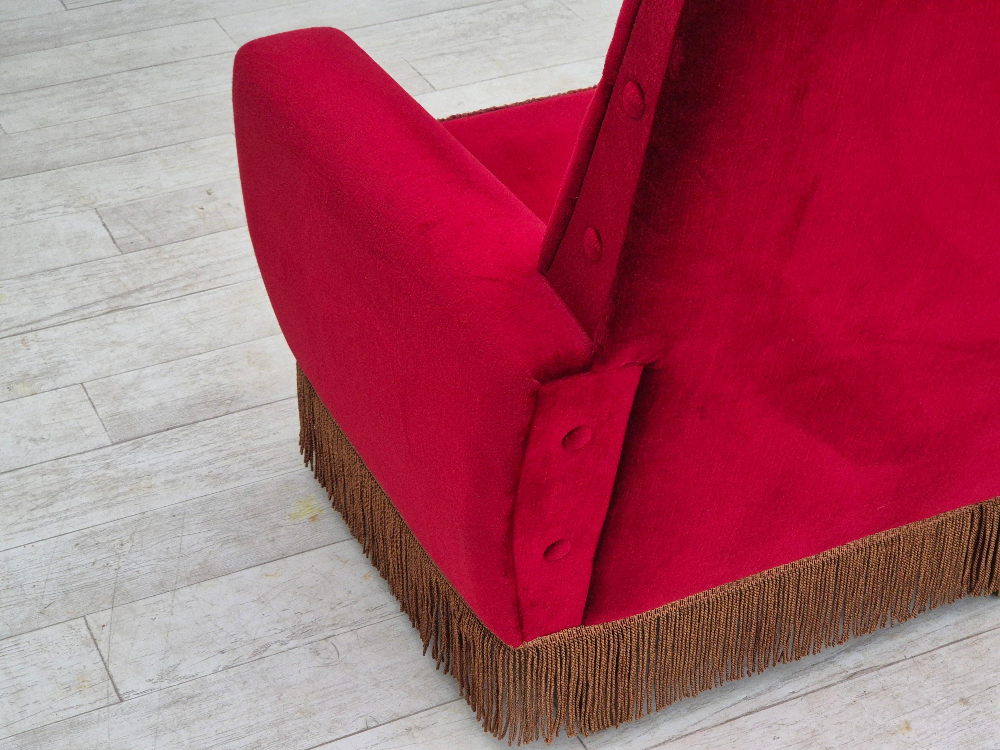 Dänischer Sessel mit hoher Rückenlehne, Originalzustand, 1970er Jahre, roter Möbelsamt. im Angebot 8