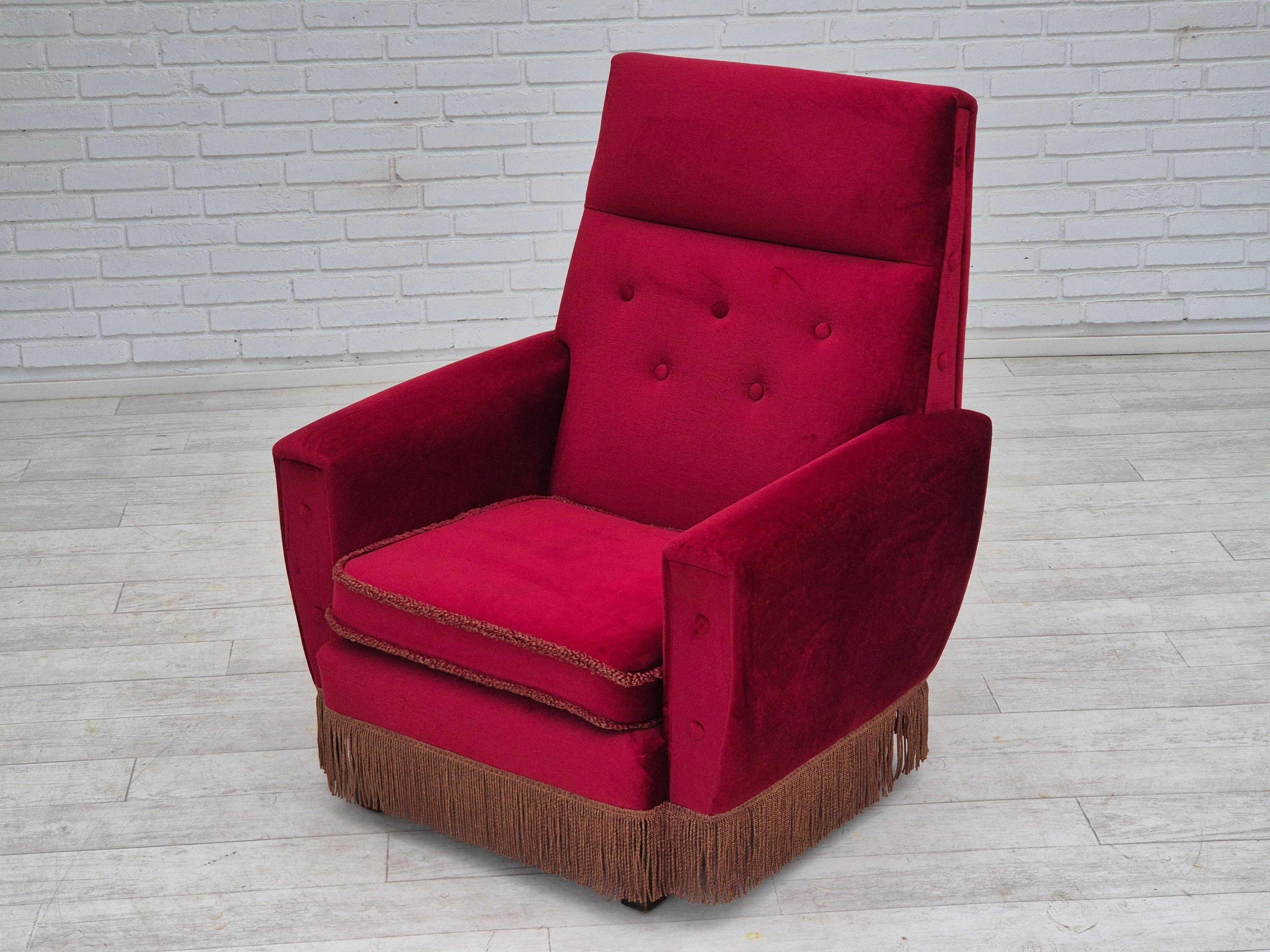 Dänischer Sessel mit hoher Rückenlehne, Originalzustand, 1970er Jahre, roter Möbelsamt. im Angebot 11