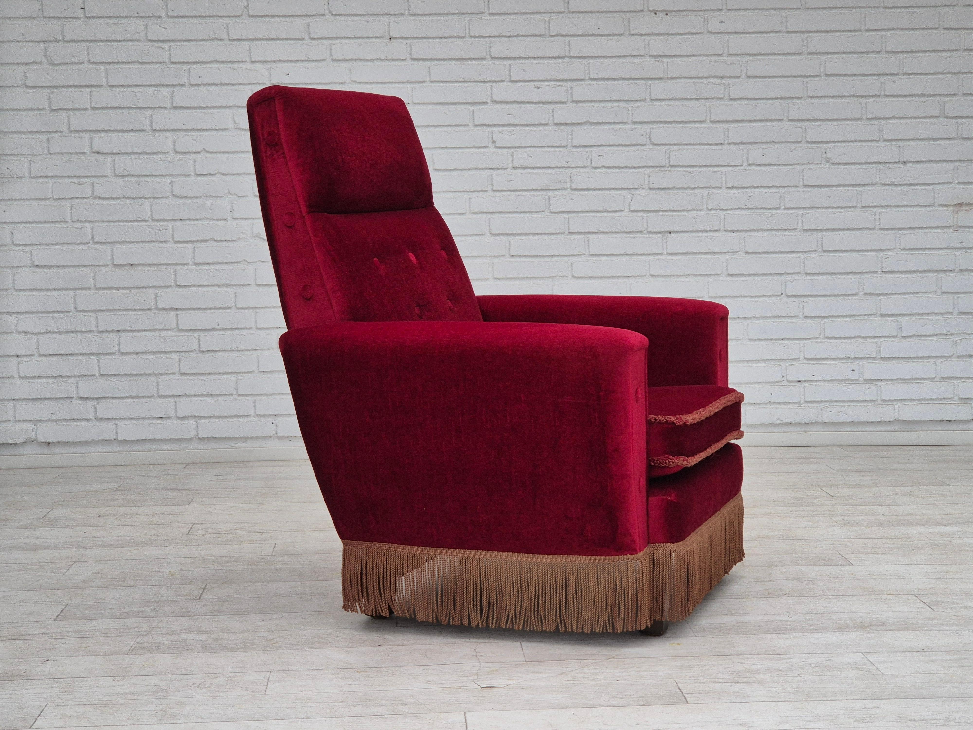 1970er Jahre, dänischer Sessel mit hoher Rückenlehne. Skandinavisches Design direkt aus Dänemark. Original sehr guter Zustand: keine Gerüche und keine Flecken. Original kirschroter Möbelvelours. Beine aus Eschenholz. Federn im Sitzkissen.