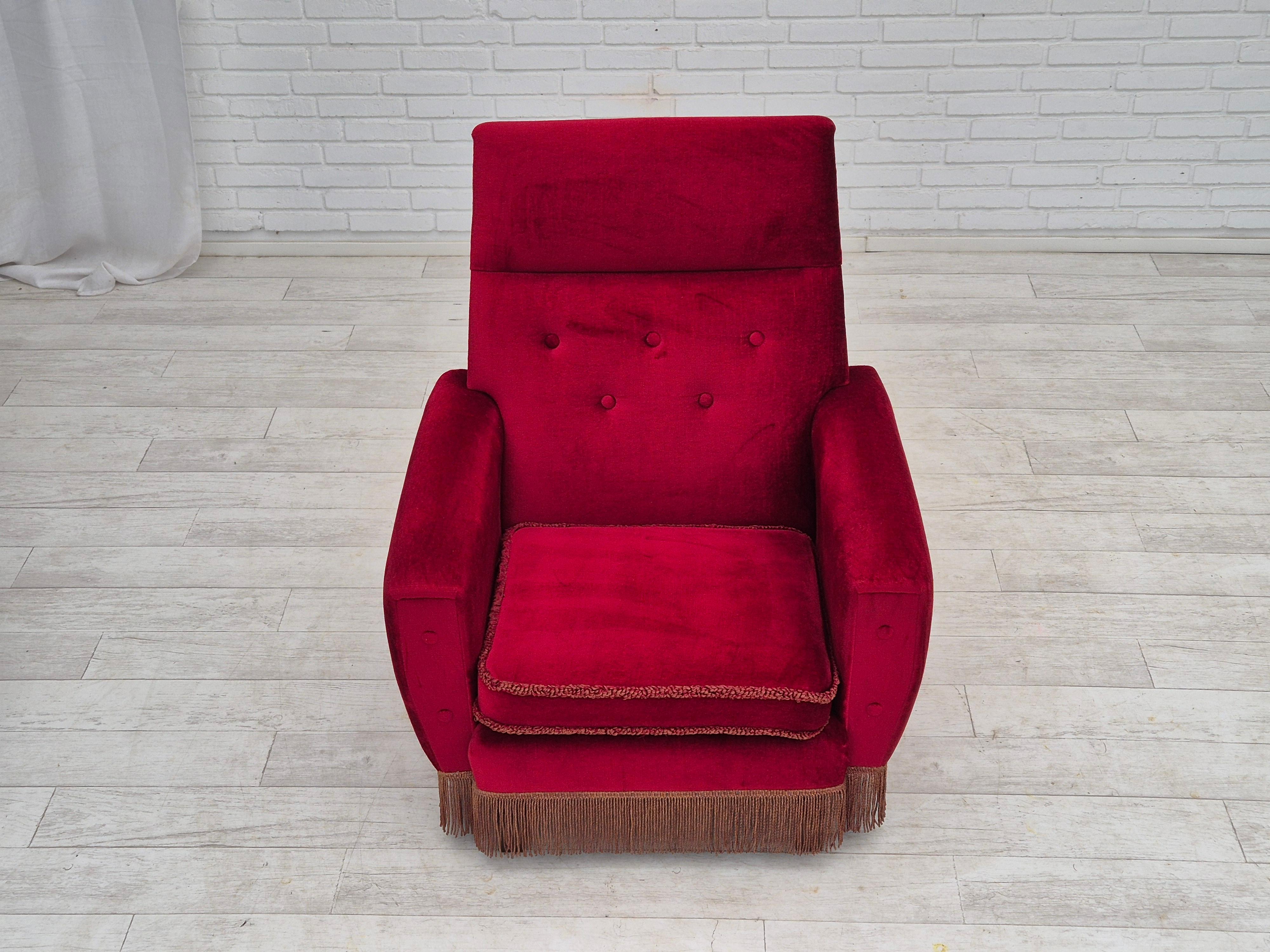 Dänischer Sessel mit hoher Rückenlehne, Originalzustand, 1970er Jahre, roter Möbelsamt. (Skandinavische Moderne) im Angebot