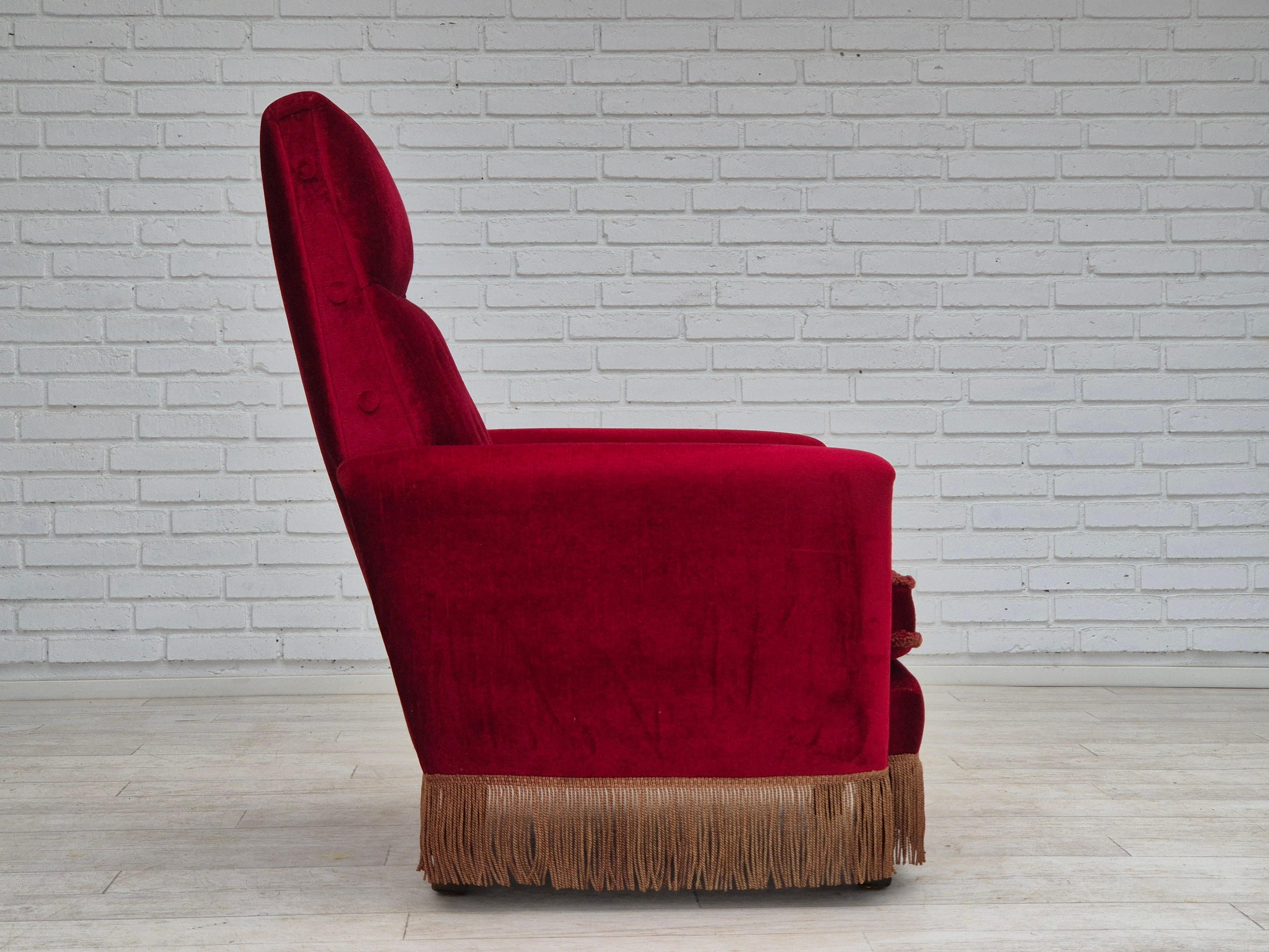 Dänischer Sessel mit hoher Rückenlehne, Originalzustand, 1970er Jahre, roter Möbelsamt. im Zustand „Gut“ im Angebot in Tarm, 82