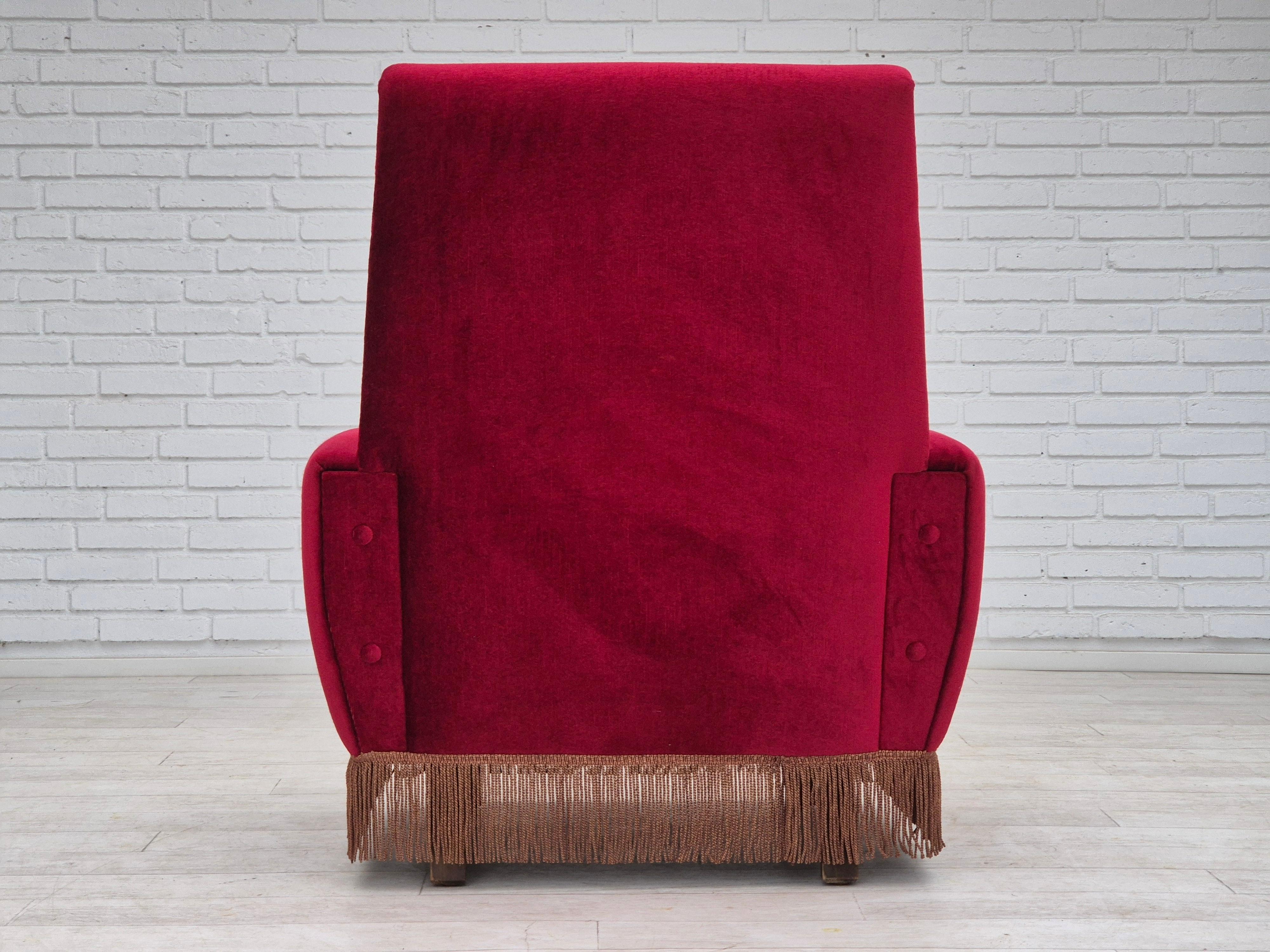 Dänischer Sessel mit hoher Rückenlehne, Originalzustand, 1970er Jahre, roter Möbelsamt. (Ende des 20. Jahrhunderts) im Angebot