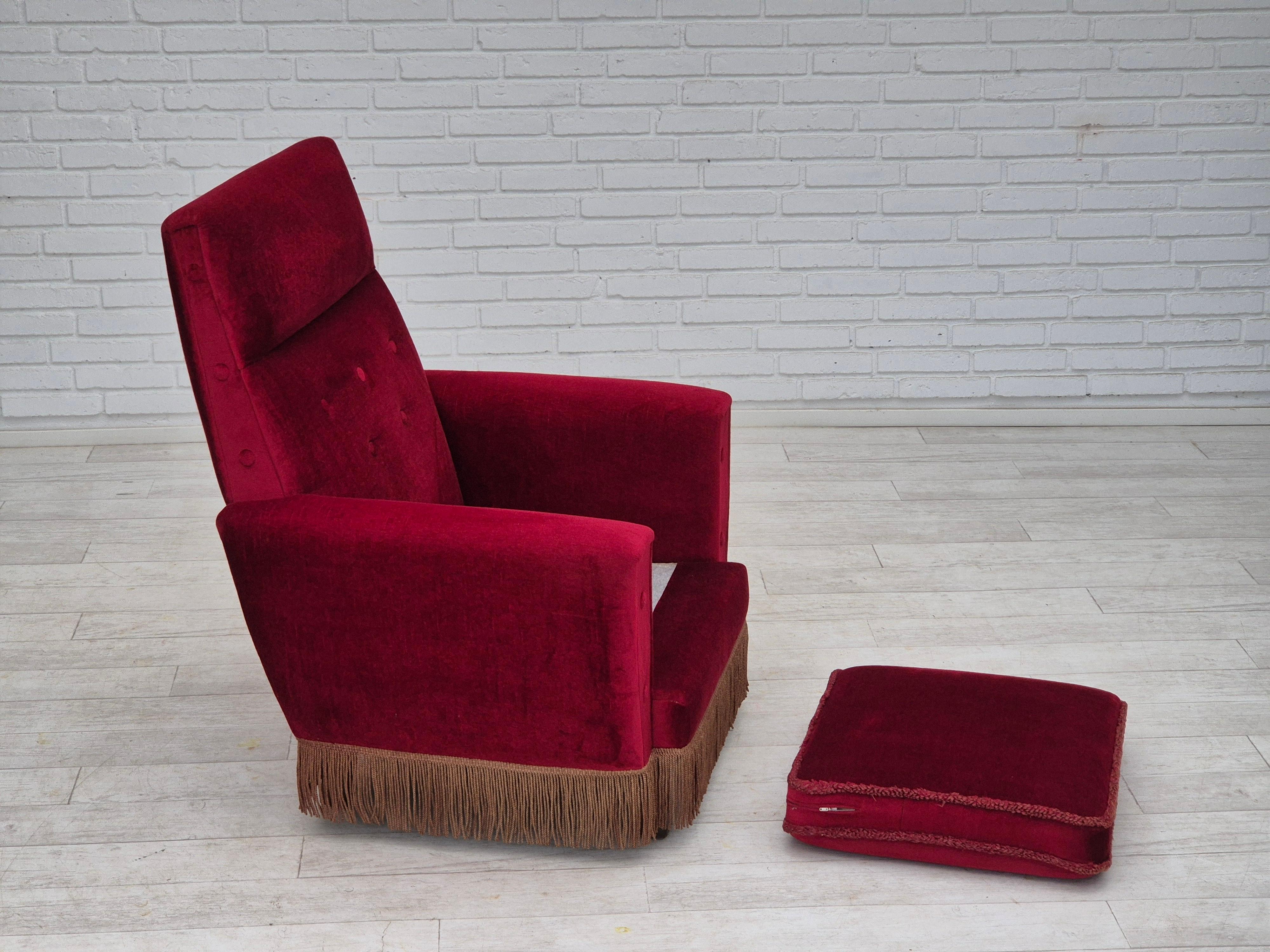 Dänischer Sessel mit hoher Rückenlehne, Originalzustand, 1970er Jahre, roter Möbelsamt. (Samt) im Angebot