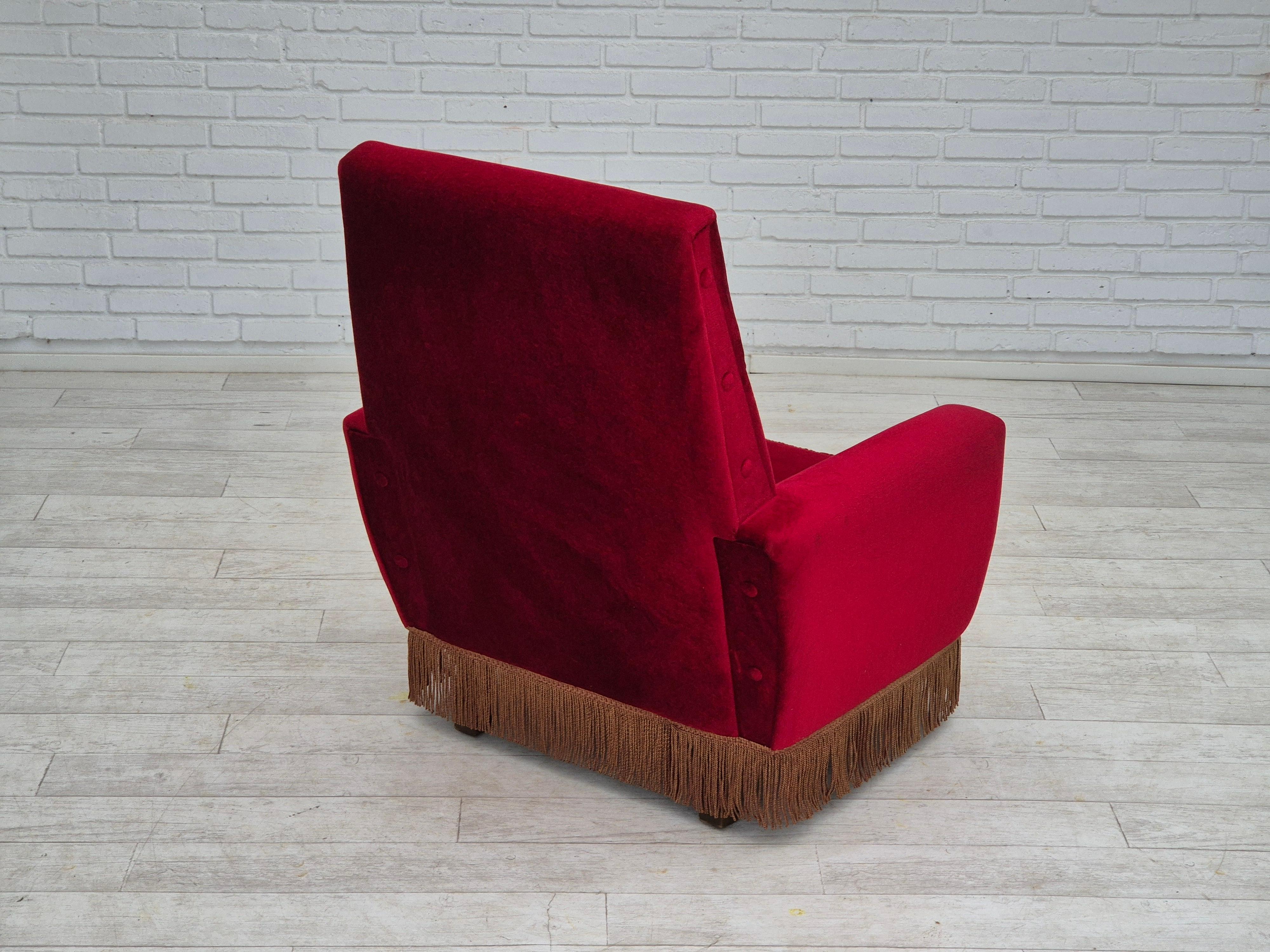 Dänischer Sessel mit hoher Rückenlehne, Originalzustand, 1970er Jahre, roter Möbelsamt. im Angebot 1
