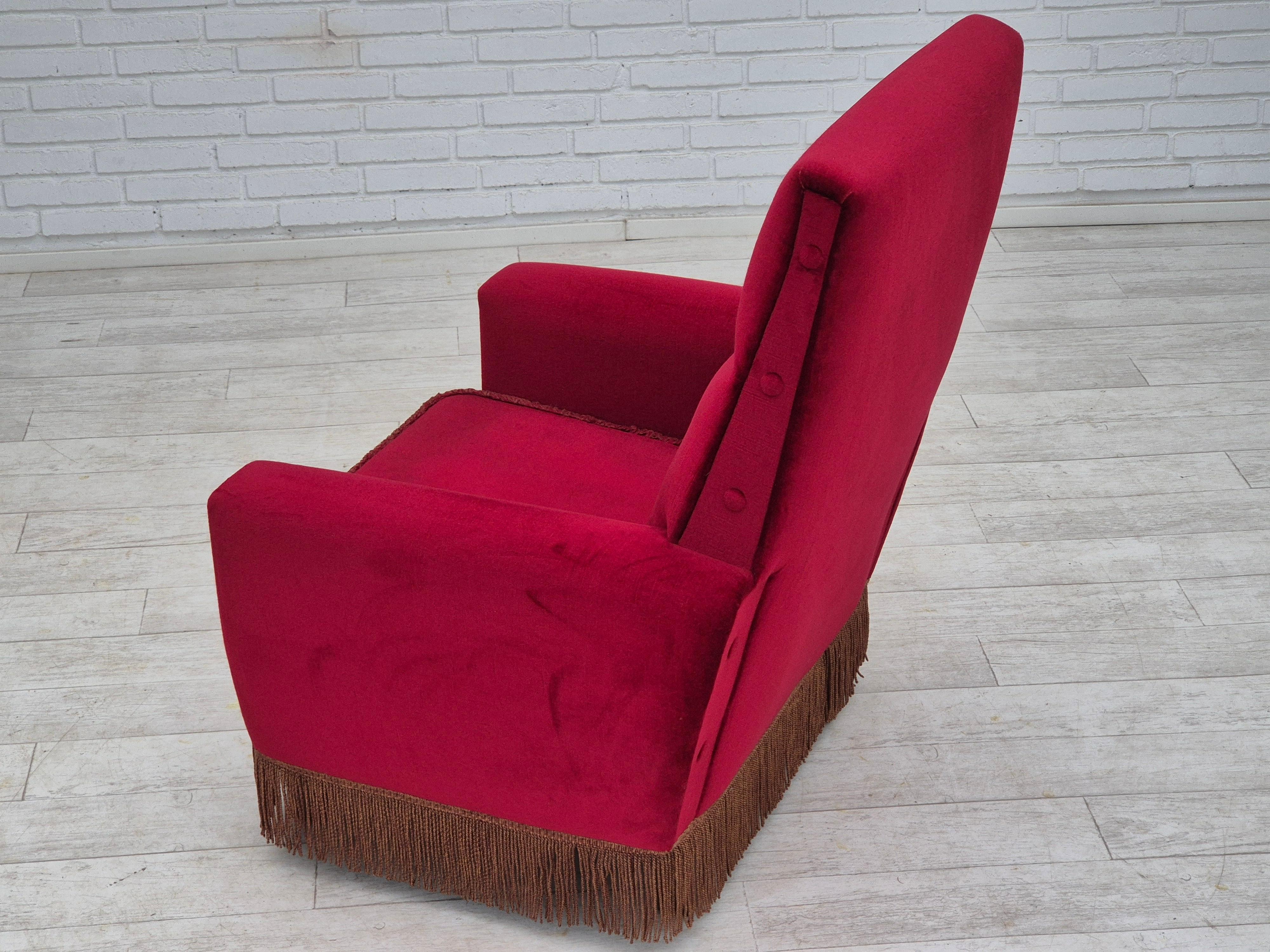 Dänischer Sessel mit hoher Rückenlehne, Originalzustand, 1970er Jahre, roter Möbelsamt. im Angebot 2