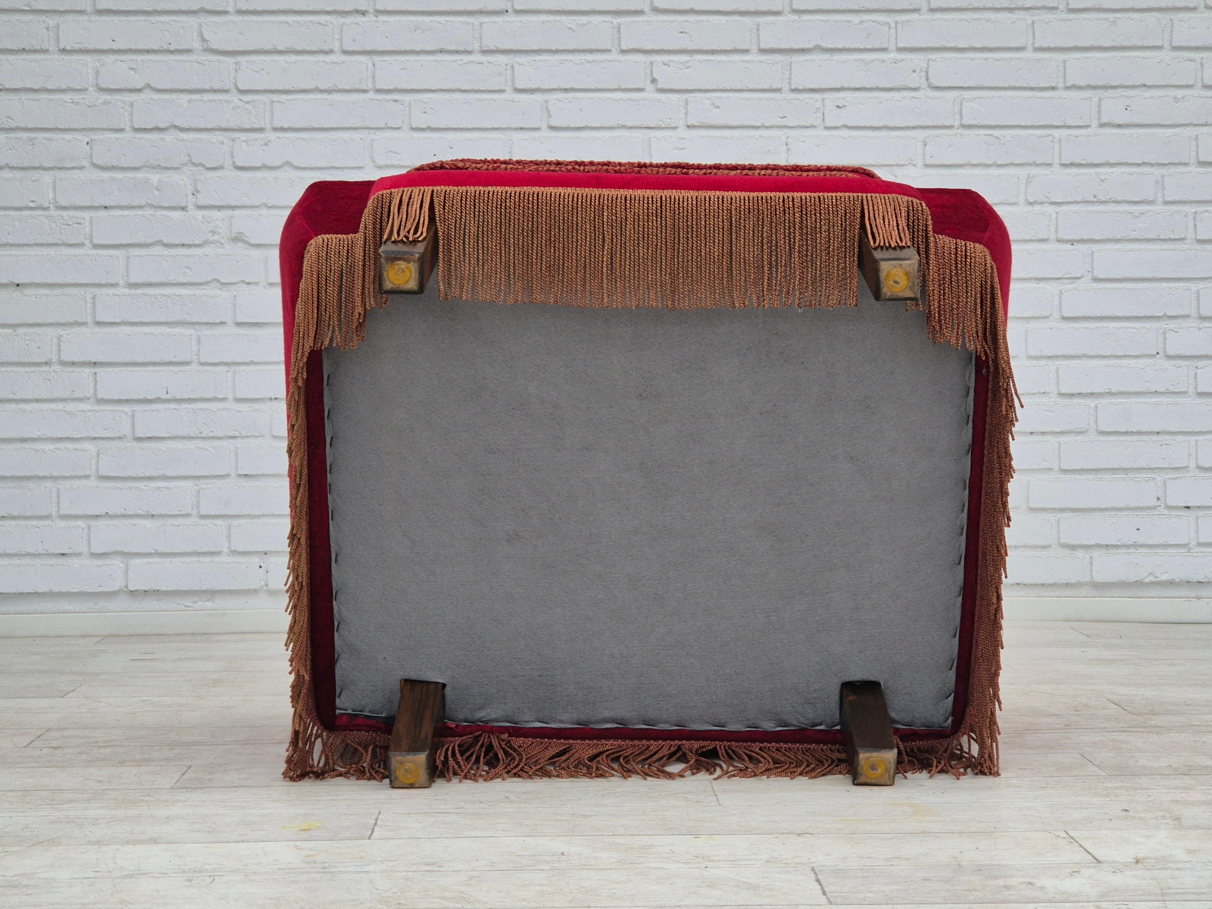 Dänischer Sessel mit hoher Rückenlehne, Originalzustand, 1970er Jahre, roter Möbelsamt. im Angebot 3