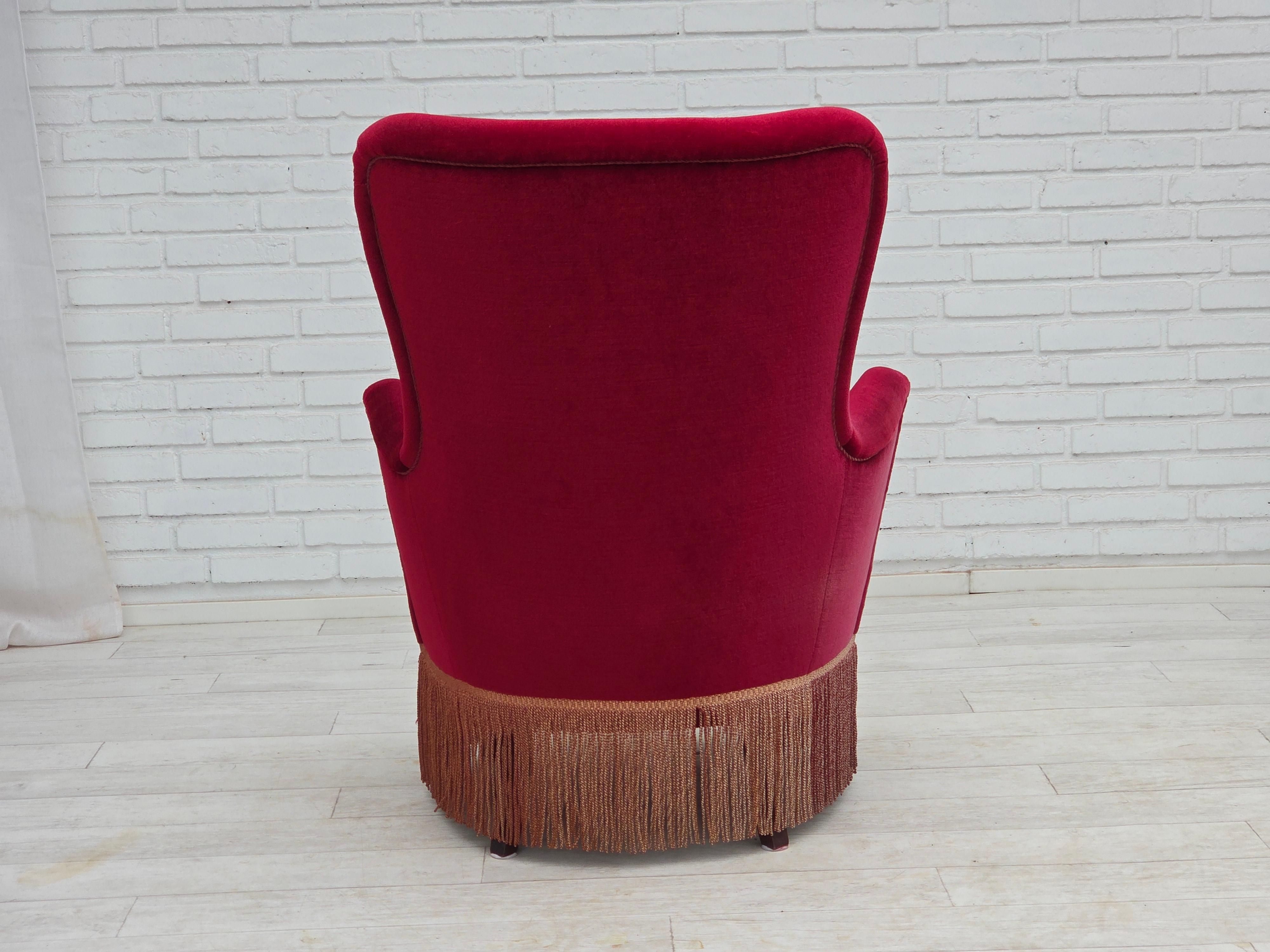 Anni '70, poltrona danese con schienale alto, velluto rosso per mobili, legno di faggio. in vendita 3