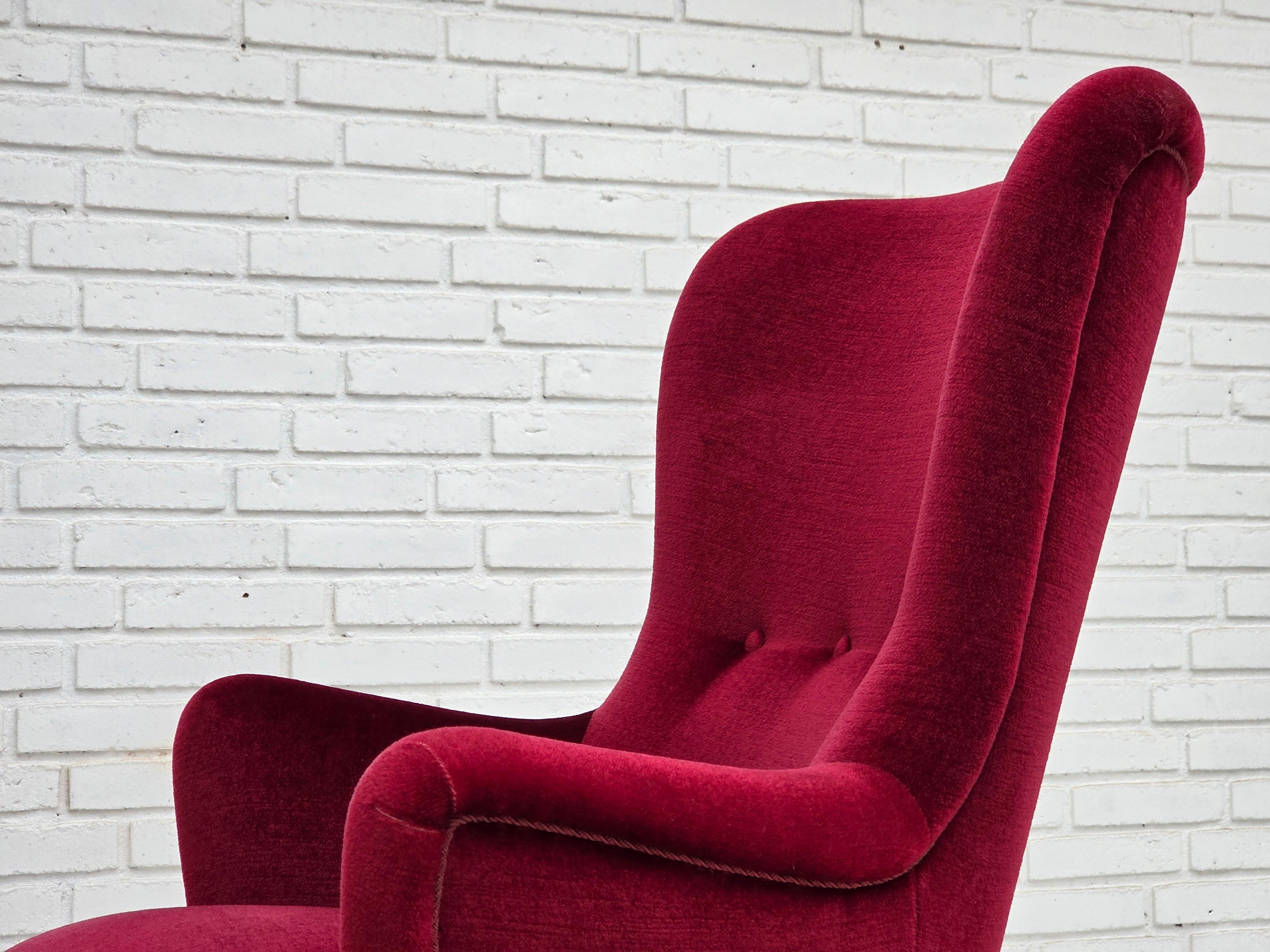 Anni '70, poltrona danese con schienale alto, velluto rosso per mobili, legno di faggio. in vendita 5