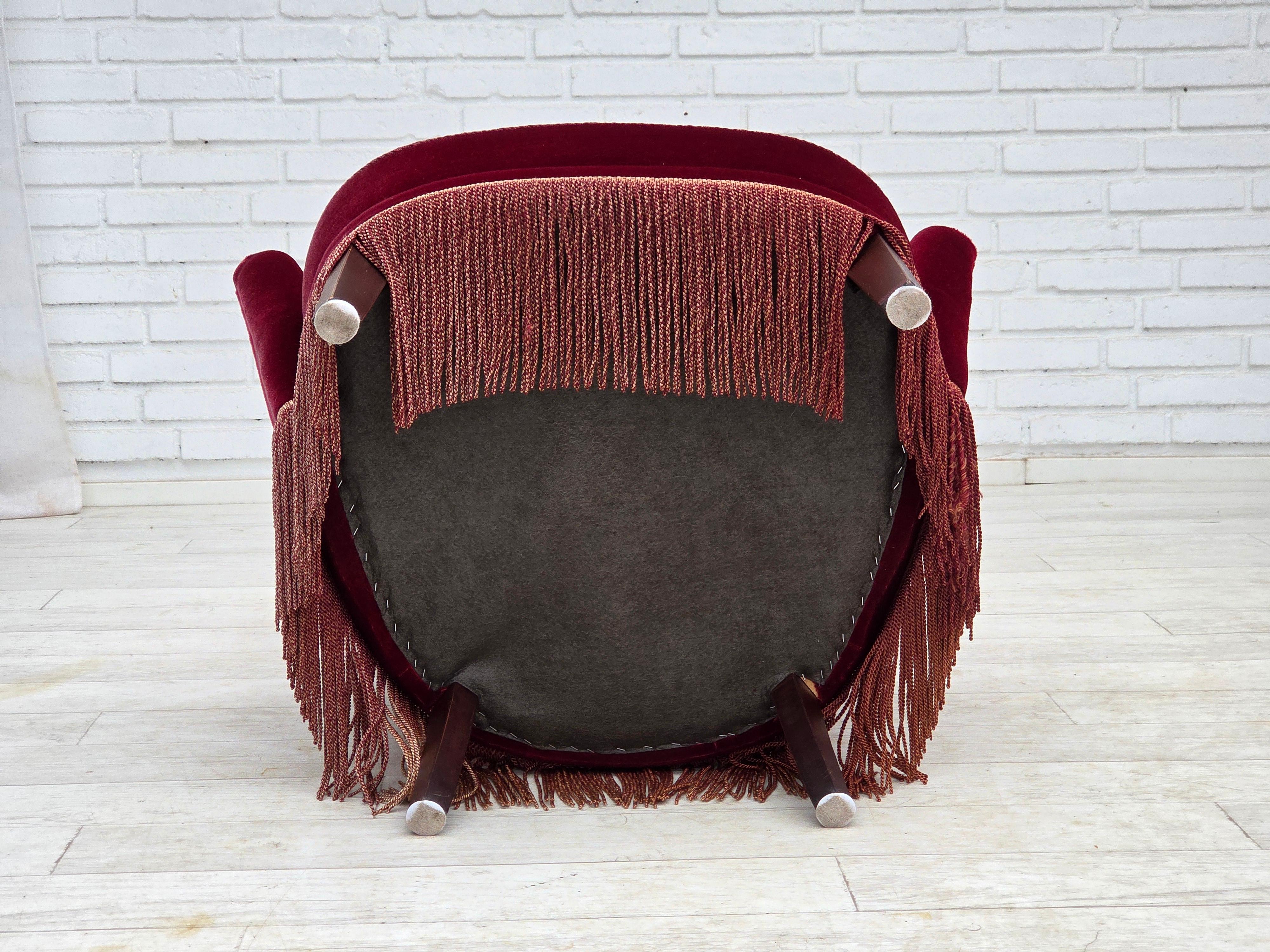 Anni '70, poltrona danese con schienale alto, velluto rosso per mobili, legno di faggio. in vendita 8