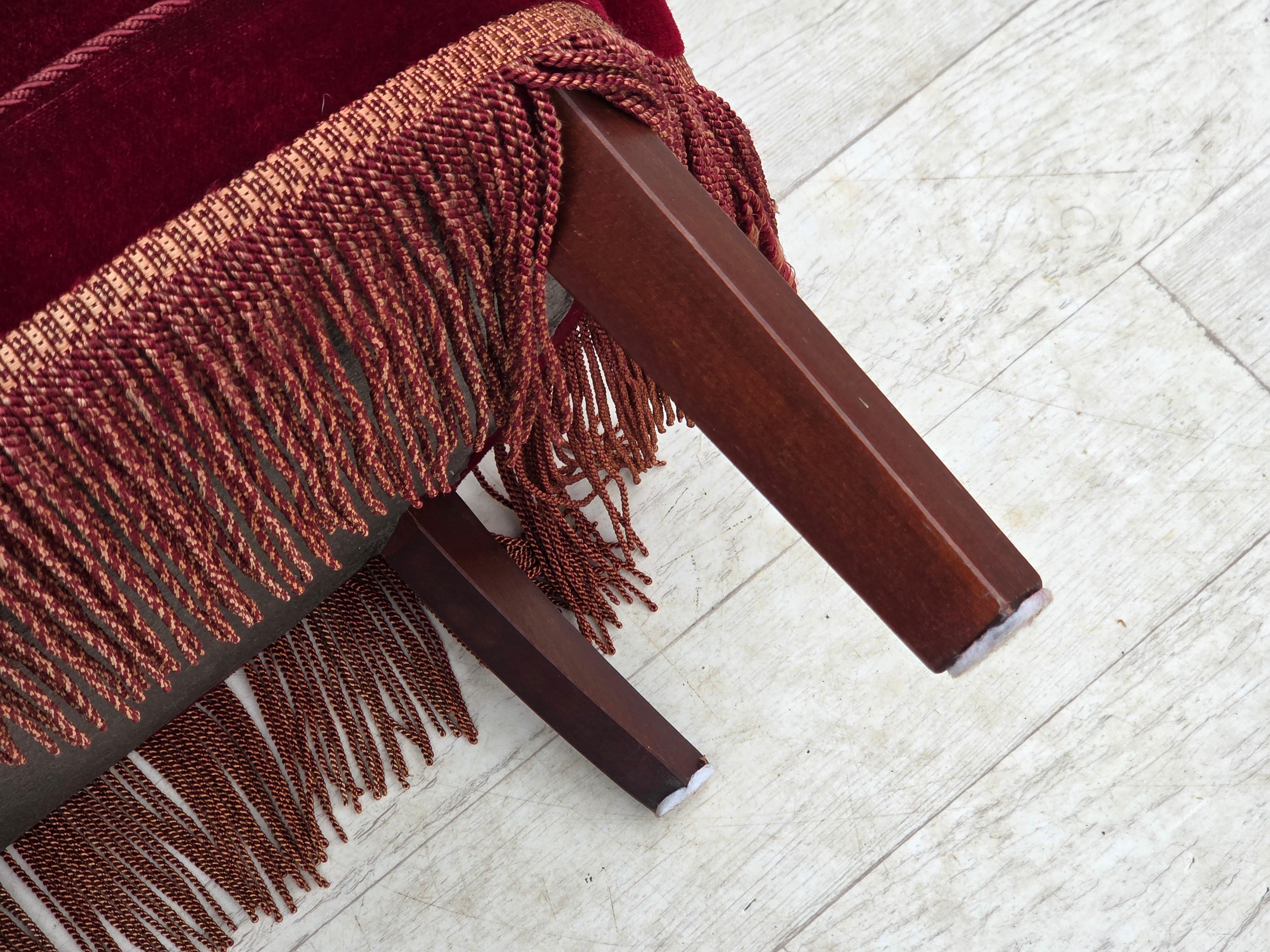 Anni '70, poltrona danese con schienale alto, velluto rosso per mobili, legno di faggio. in vendita 9