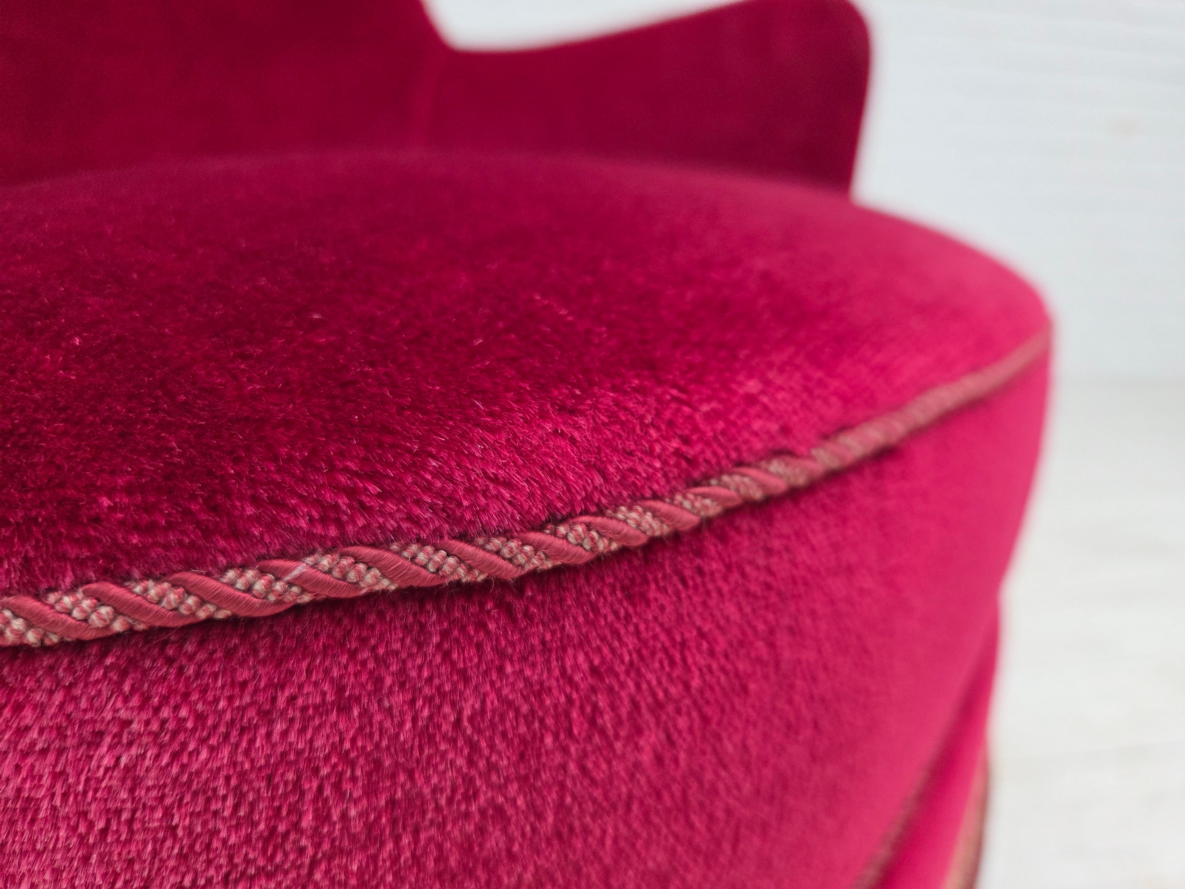 Fine XX secolo Anni '70, poltrona danese con schienale alto, velluto rosso per mobili, legno di faggio. in vendita