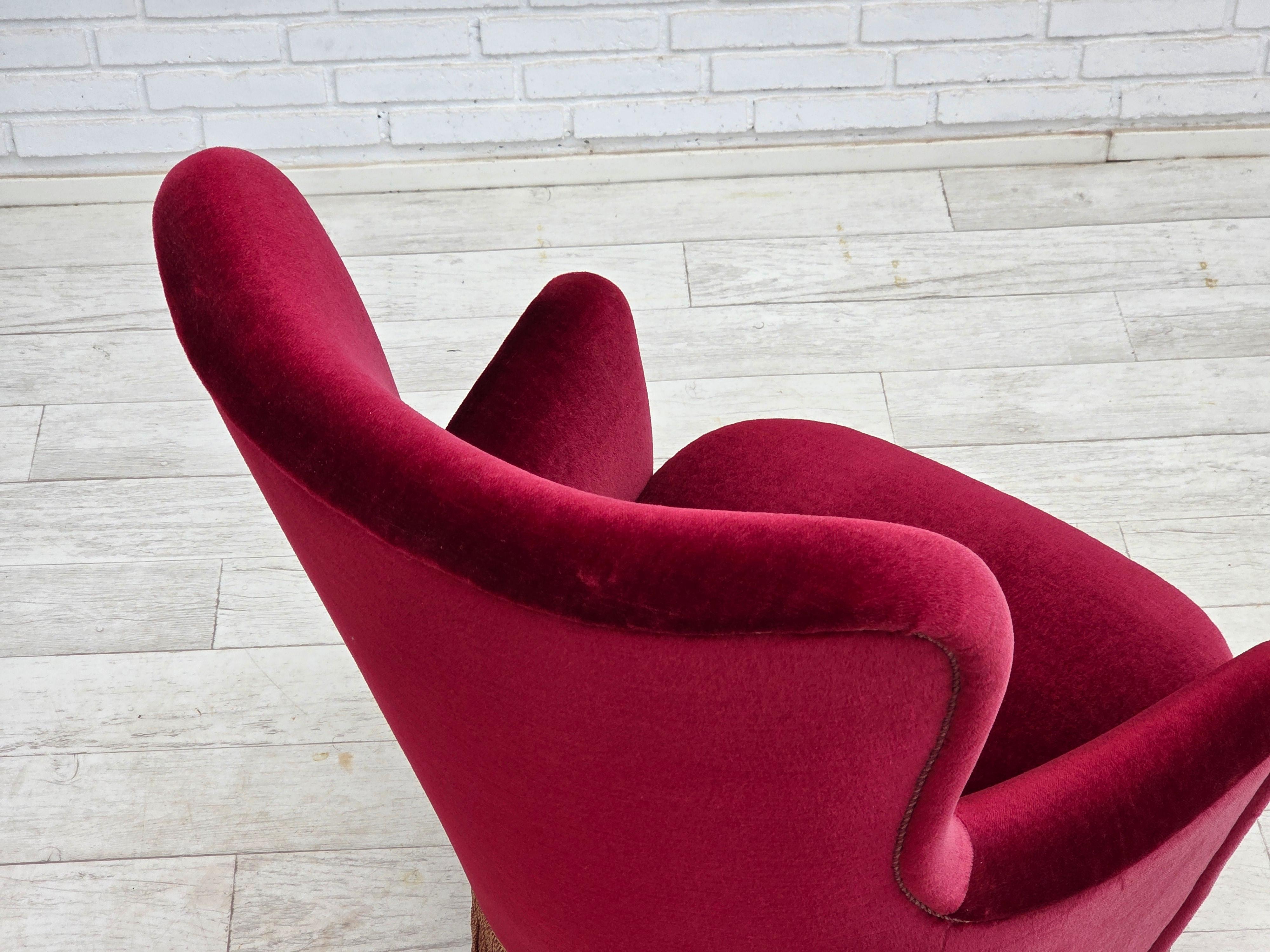 Anni '70, poltrona danese con schienale alto, velluto rosso per mobili, legno di faggio. in vendita 2