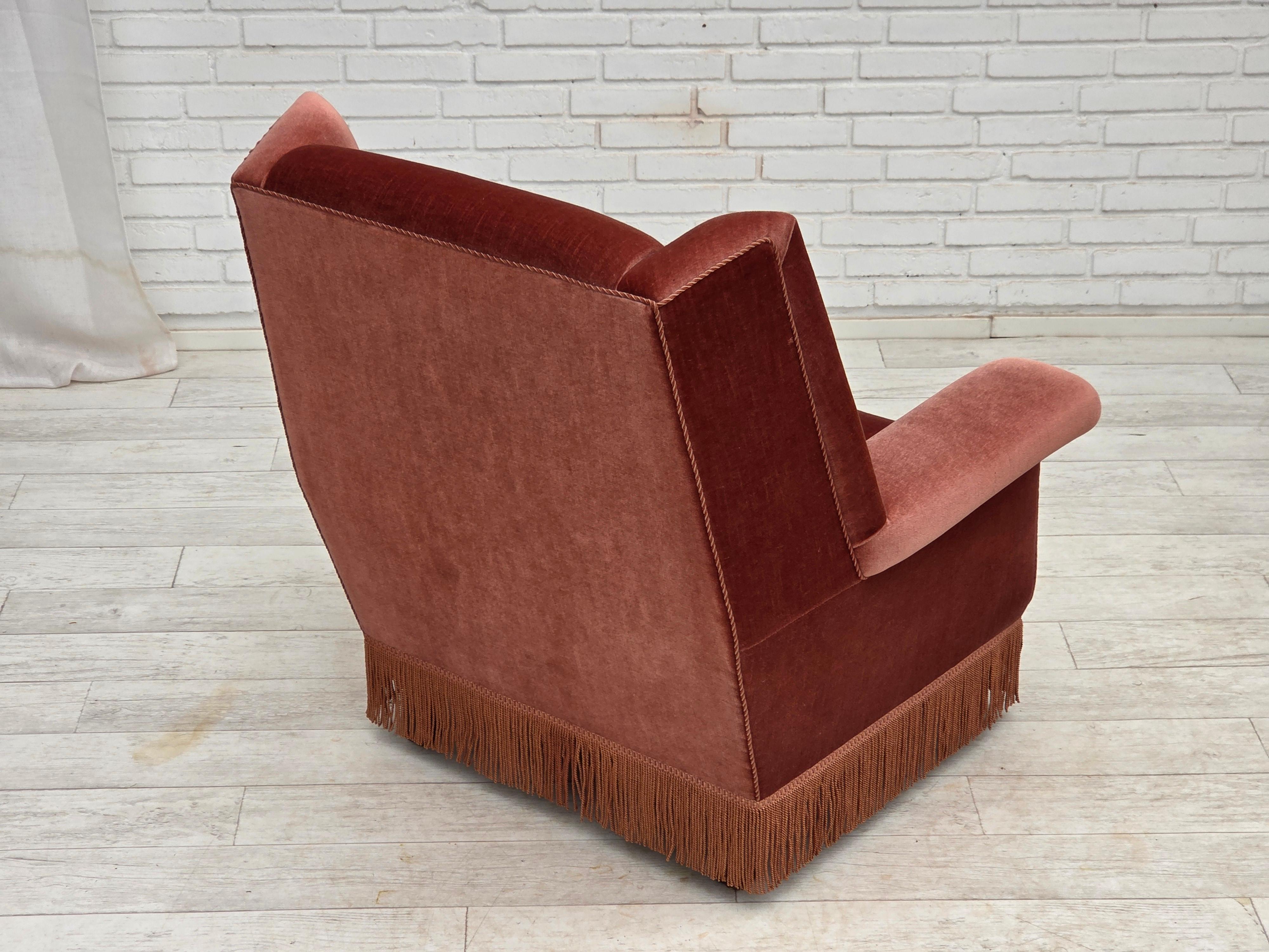 1970er Jahre, dänischer Hochlehner-Sessel, lachsfarbener Möbelvelours, Buchenholz. im Angebot 3