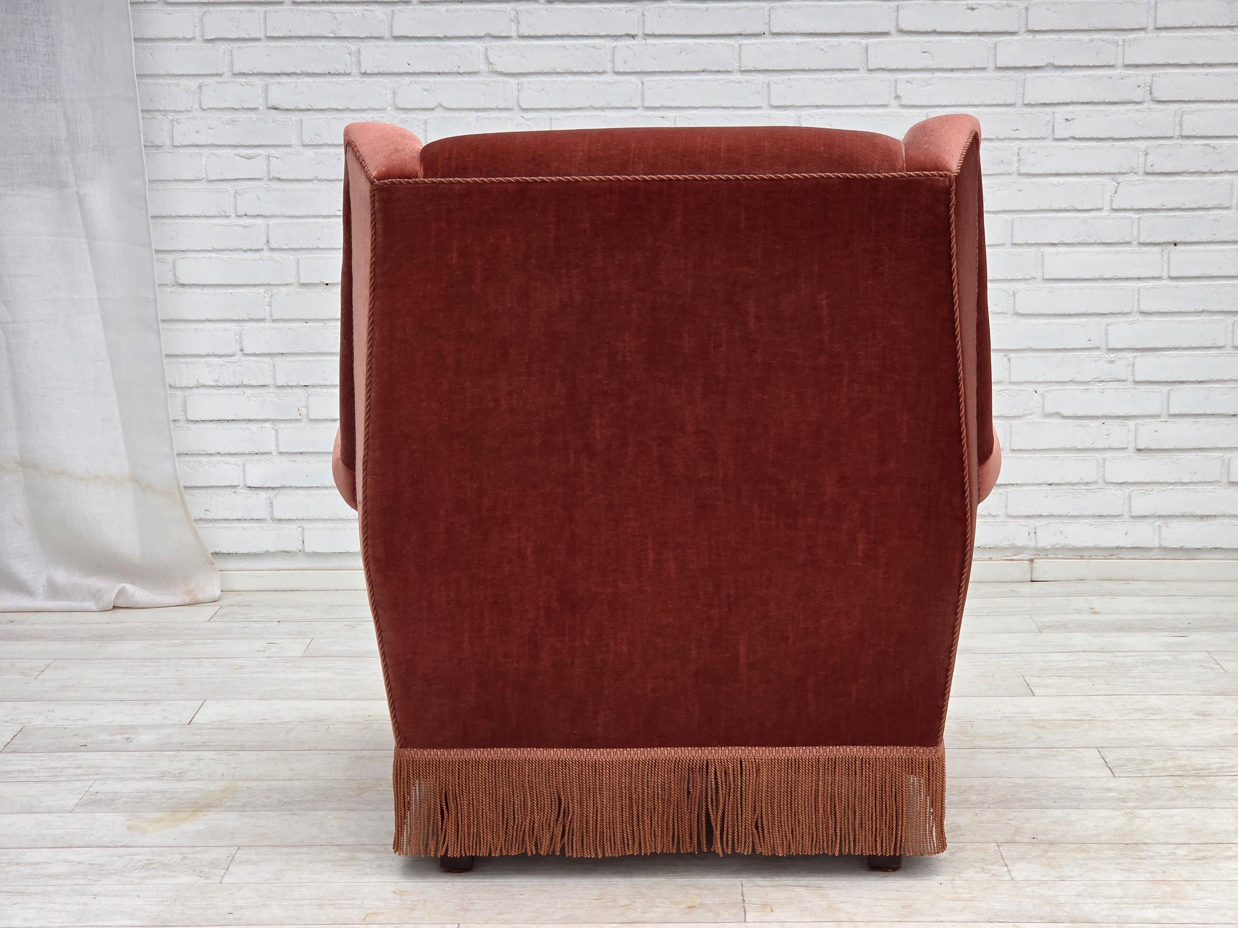 1970er Jahre, dänischer Hochlehner-Sessel, lachsfarbener Möbelvelours, Buchenholz. im Angebot 4