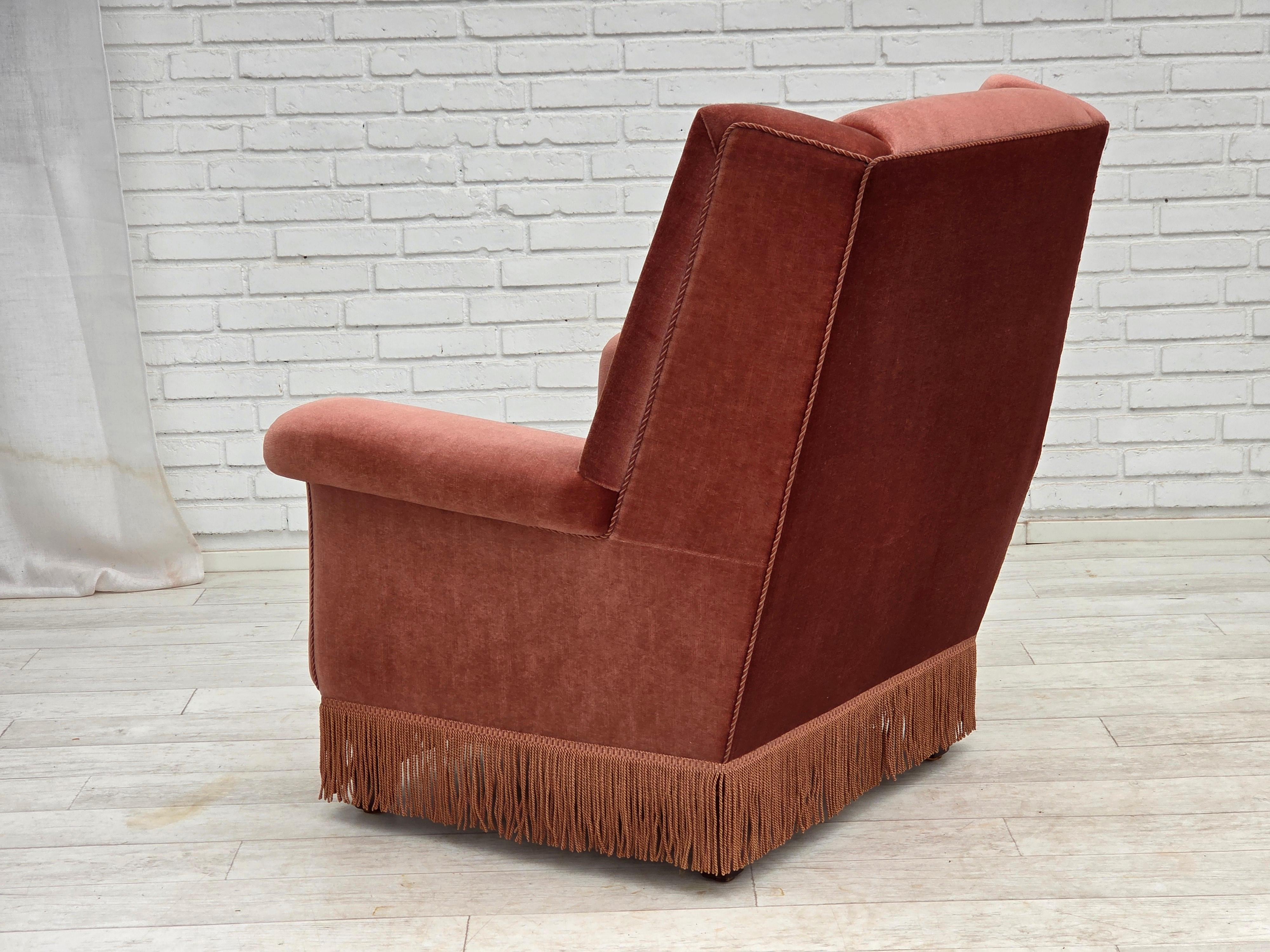 1970er Jahre, dänischer Hochlehner-Sessel, lachsfarbener Möbelvelours, Buchenholz. im Angebot 5