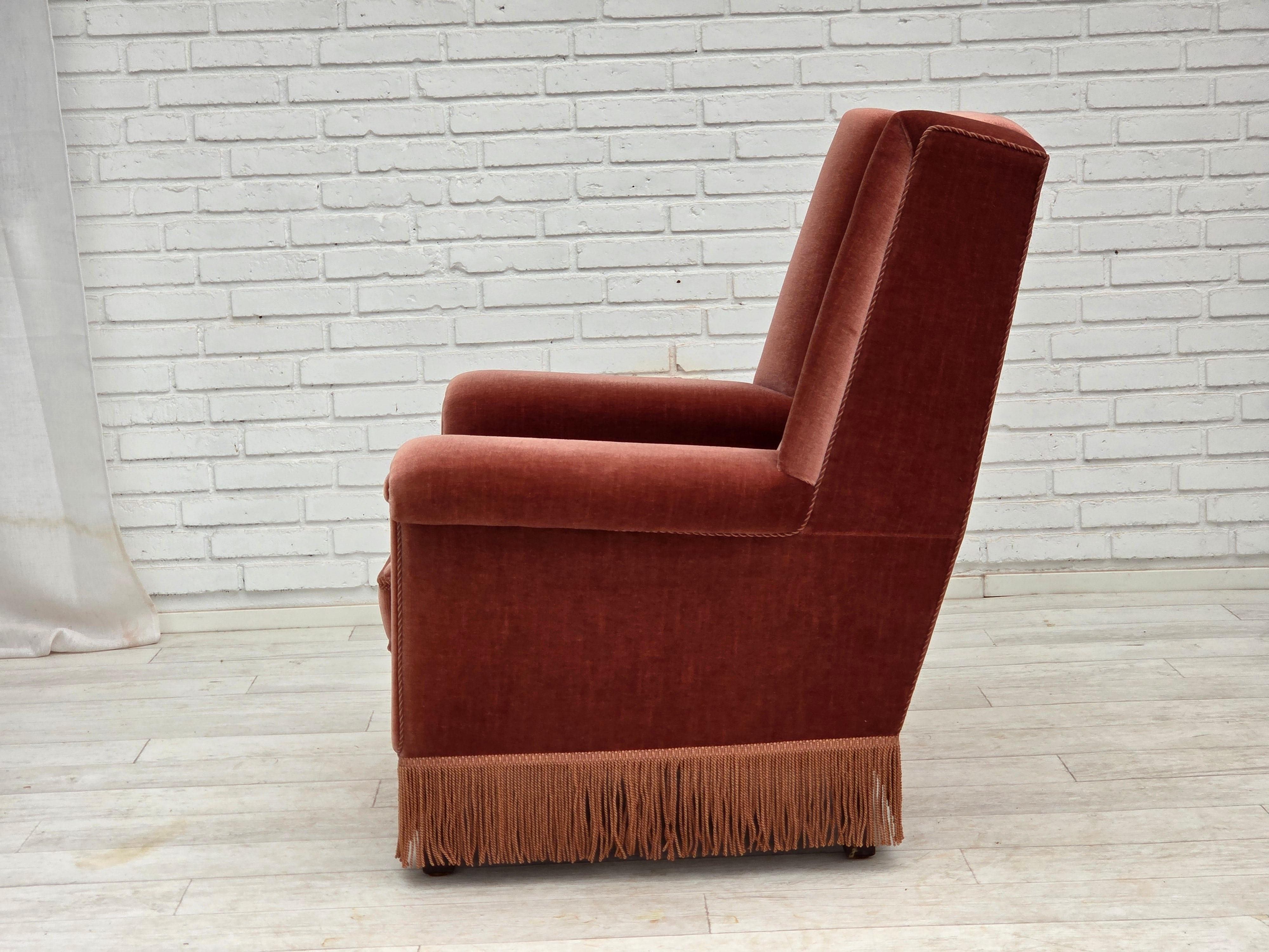 1970er Jahre, dänischer Hochlehner-Sessel, lachsfarbener Möbelvelours, Buchenholz. im Angebot 6