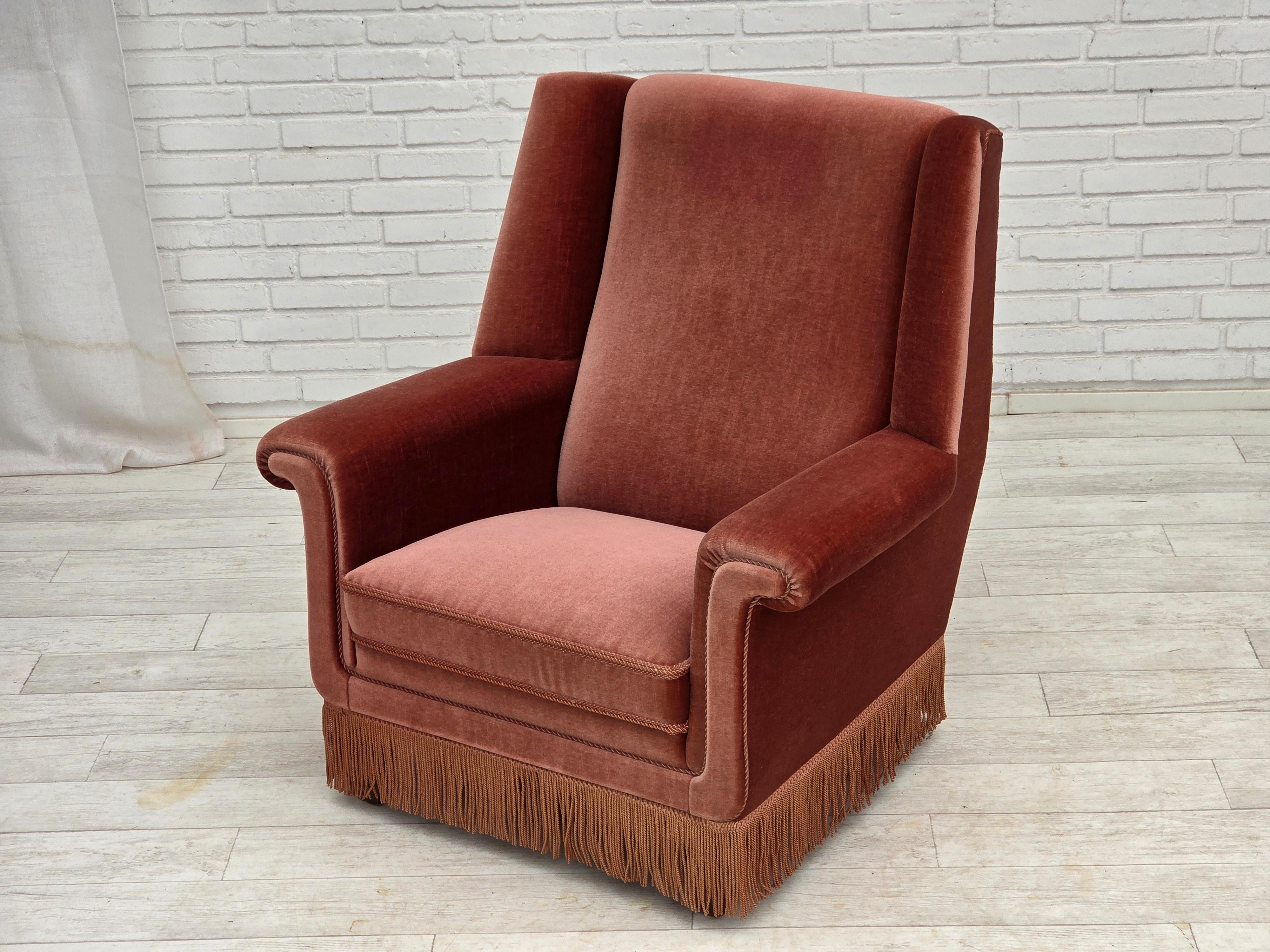 1970er Jahre, dänischer Hochlehner-Sessel, lachsfarbener Möbelvelours, Buchenholz. im Angebot 7