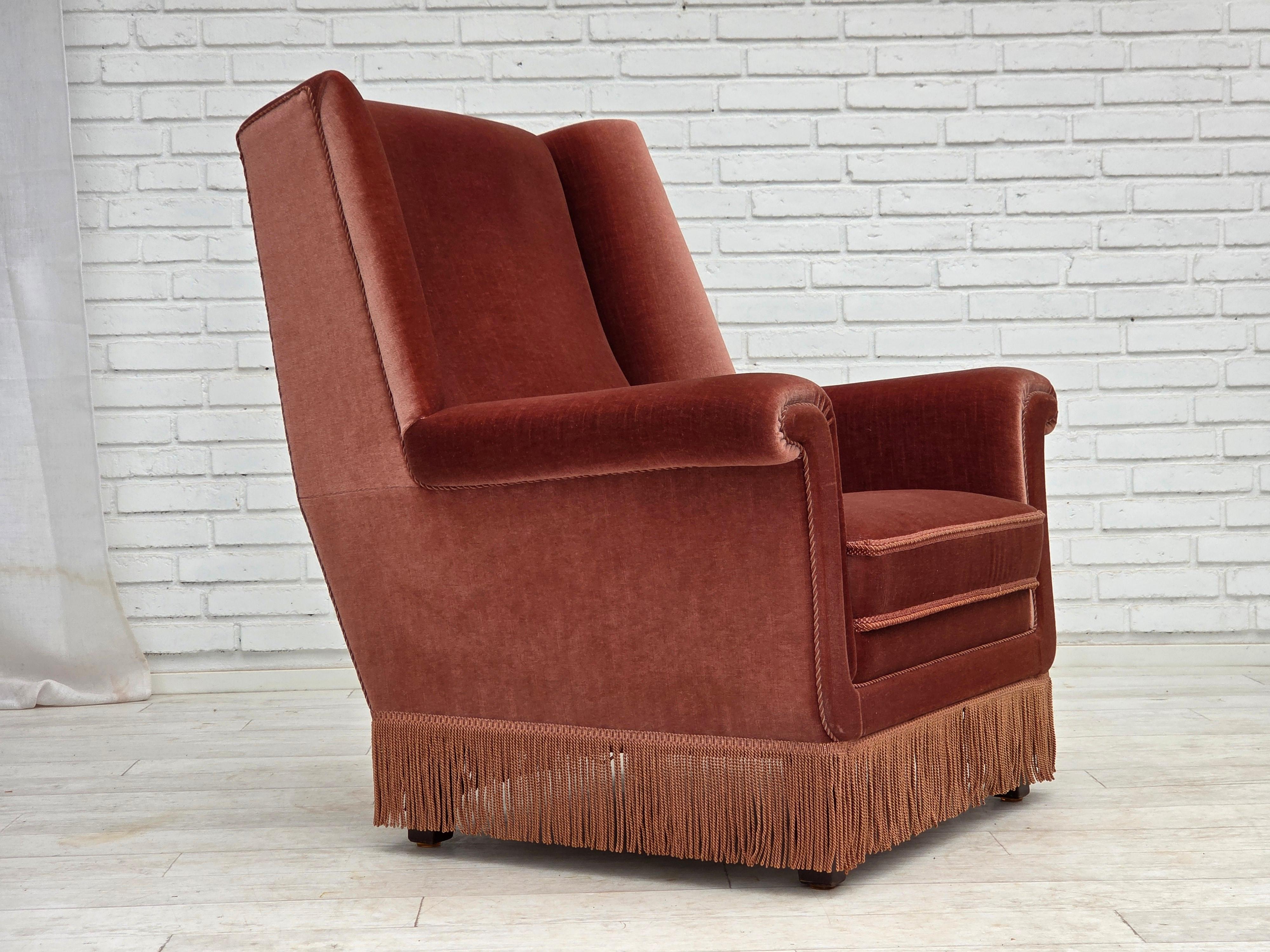 1970er Jahre, Dänischer Hochlehner-Sessel. Lachsfarbener Möbelvelours, Beine aus Buchenholz, Federn im Sitz. Originaler sehr guter Zustand: keine Gerüche, keine Flecken und stabile Konstruktion. Hergestellt von einem dänischen Möbelhersteller in den