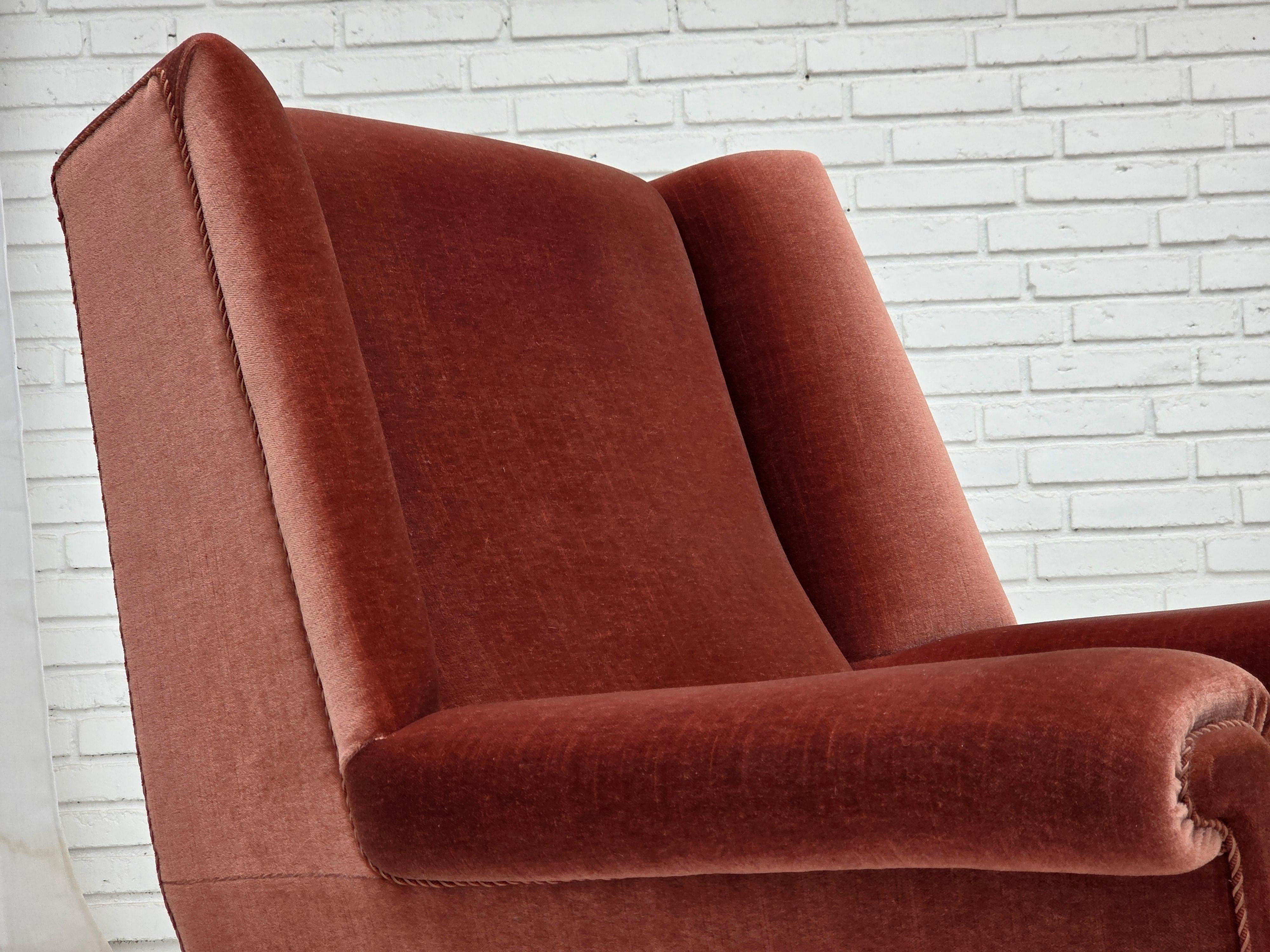 1970er Jahre, dänischer Hochlehner-Sessel, lachsfarbener Möbelvelours, Buchenholz. (Dänisch) im Angebot