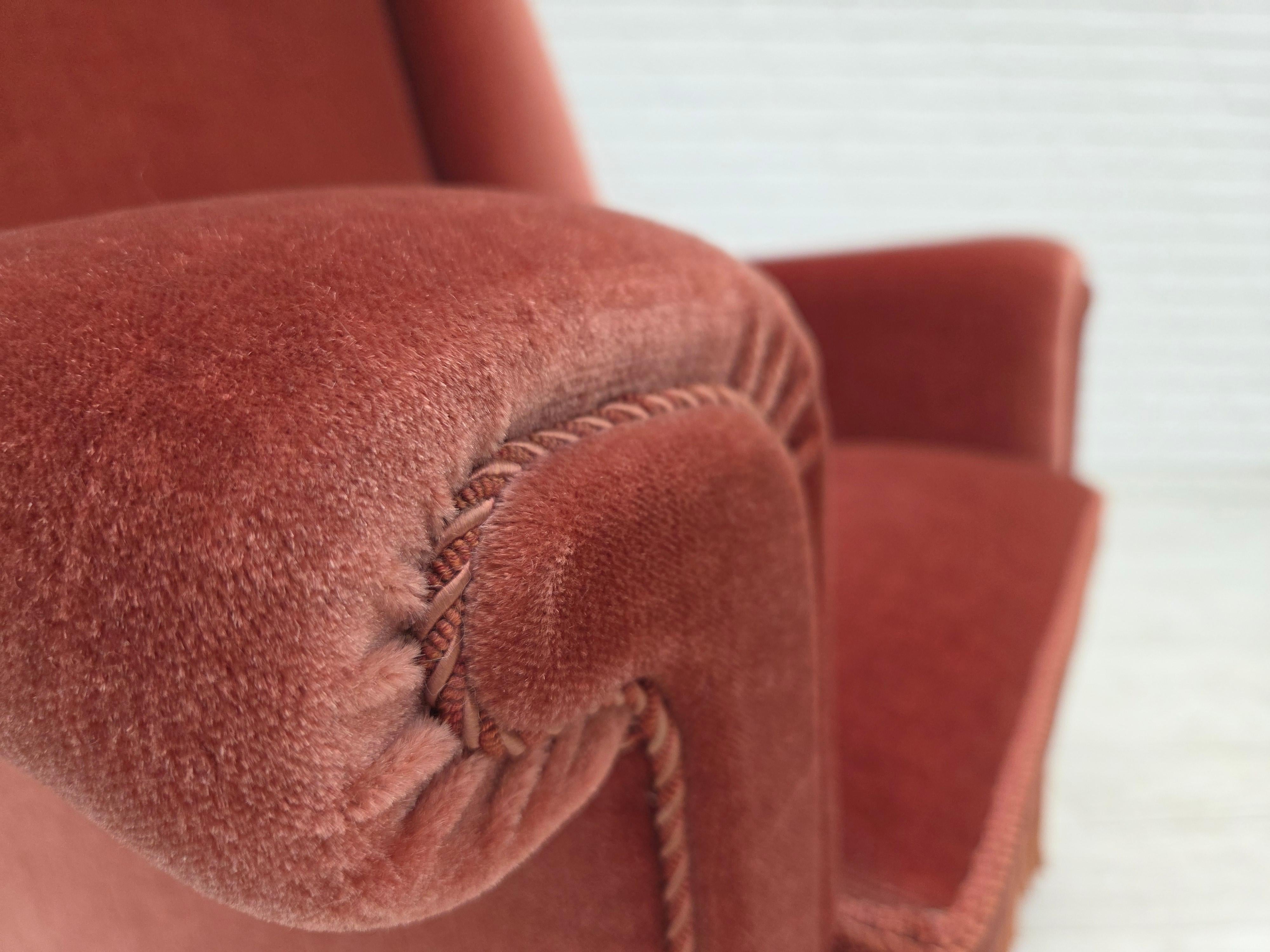 1970er Jahre, dänischer Hochlehner-Sessel, lachsfarbener Möbelvelours, Buchenholz. im Zustand „Gut“ im Angebot in Tarm, 82