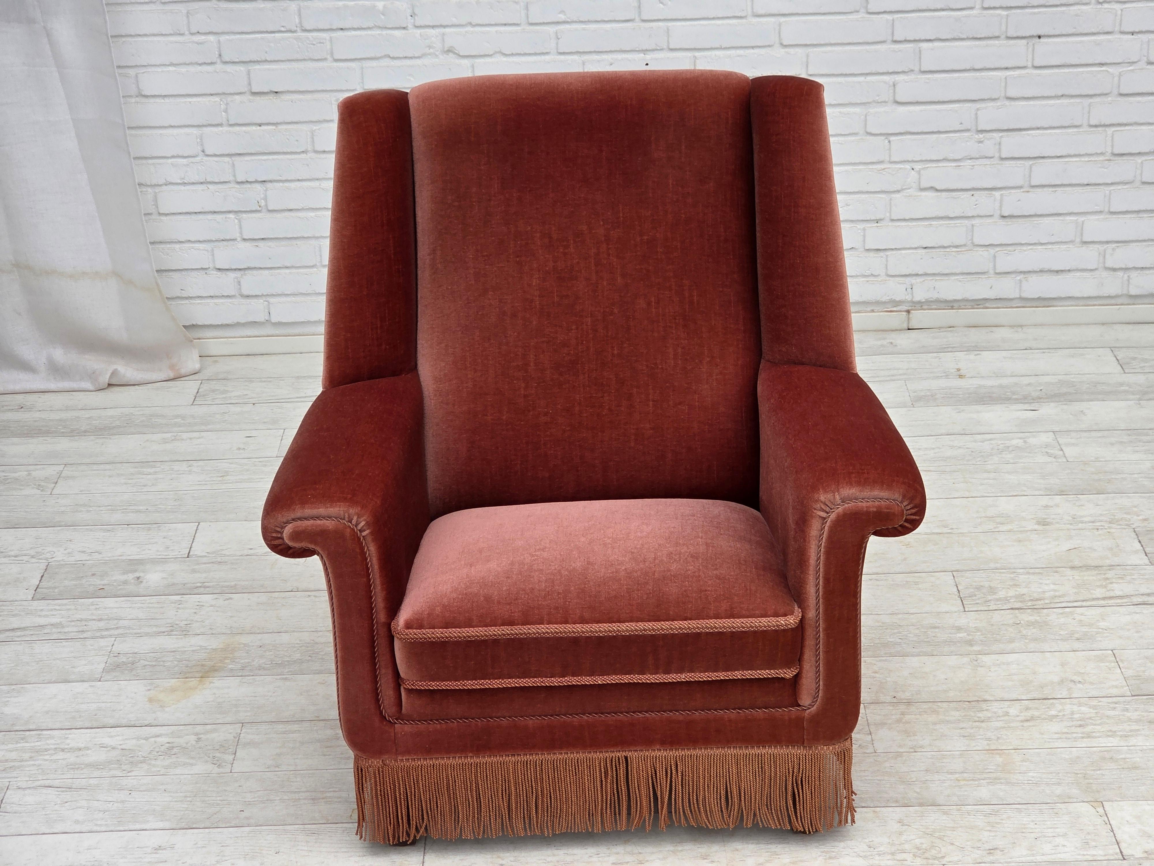1970er Jahre, dänischer Hochlehner-Sessel, lachsfarbener Möbelvelours, Buchenholz. (Ende des 20. Jahrhunderts) im Angebot