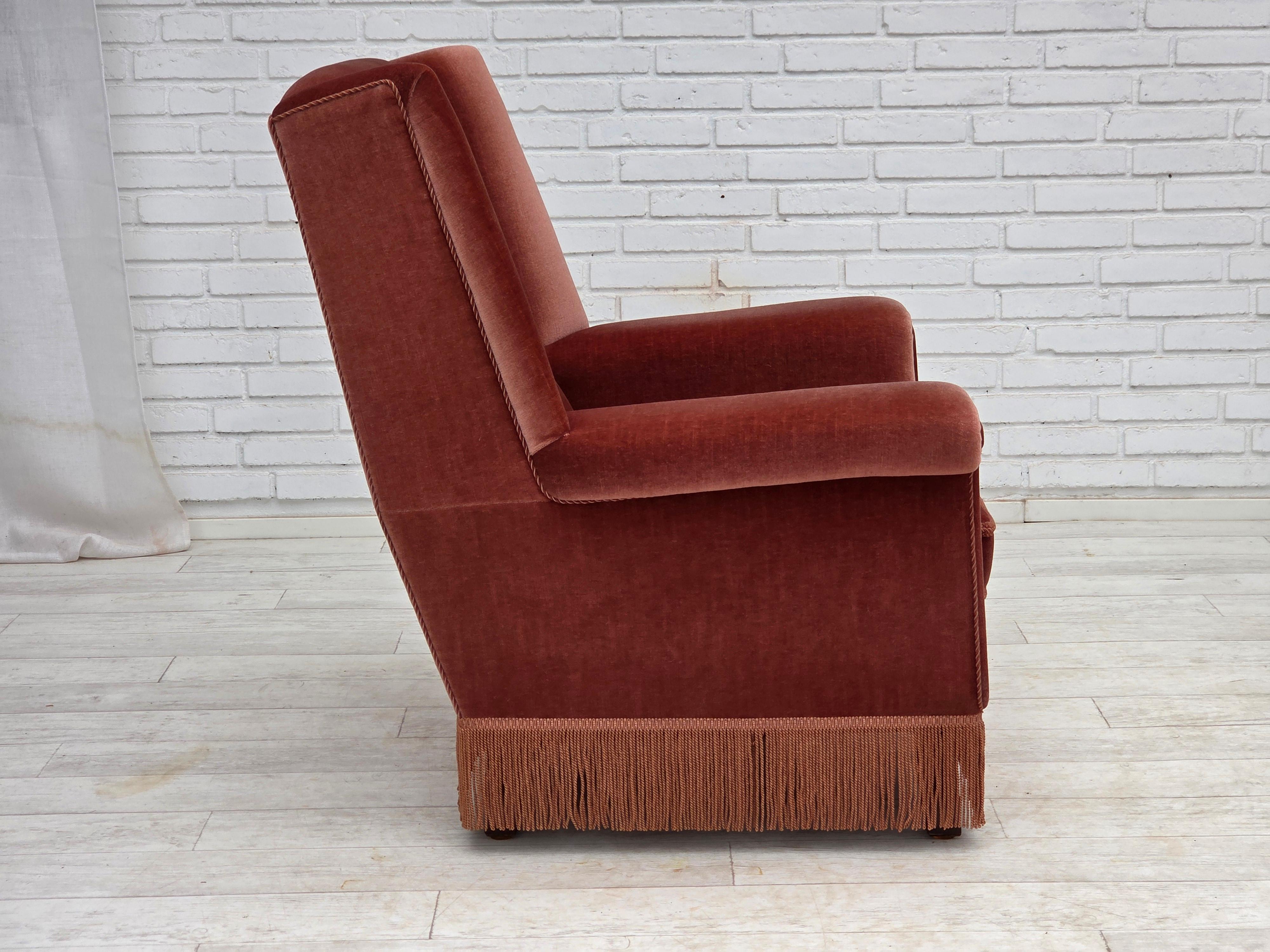 1970er Jahre, dänischer Hochlehner-Sessel, lachsfarbener Möbelvelours, Buchenholz. im Angebot 2