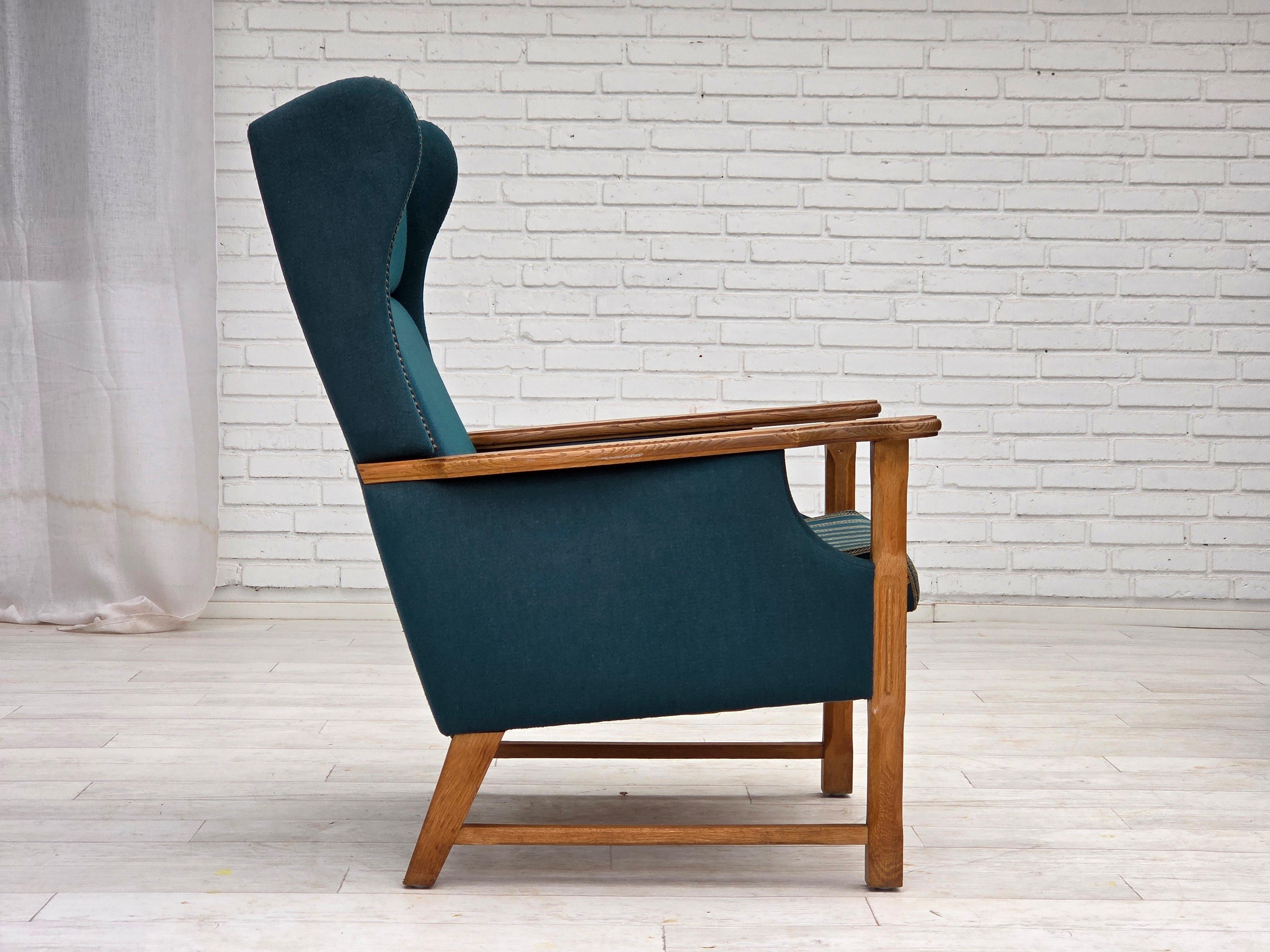 1970, fauteuil danois à dossier haut, laine d'ameublement vert turc, bois de chêne massif. en vente 3