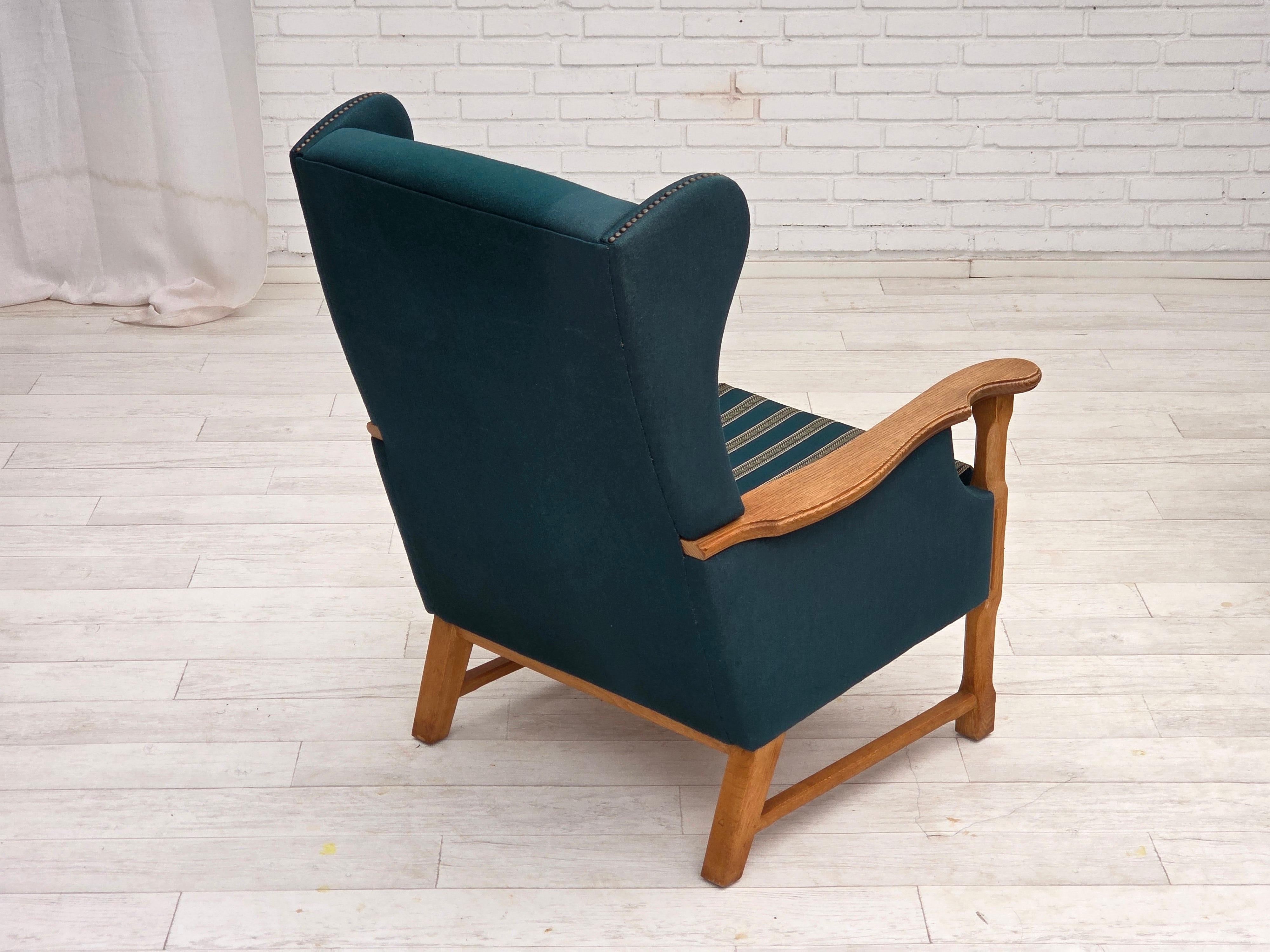 1970, fauteuil danois à dossier haut, laine d'ameublement vert turc, bois de chêne massif. en vente 4