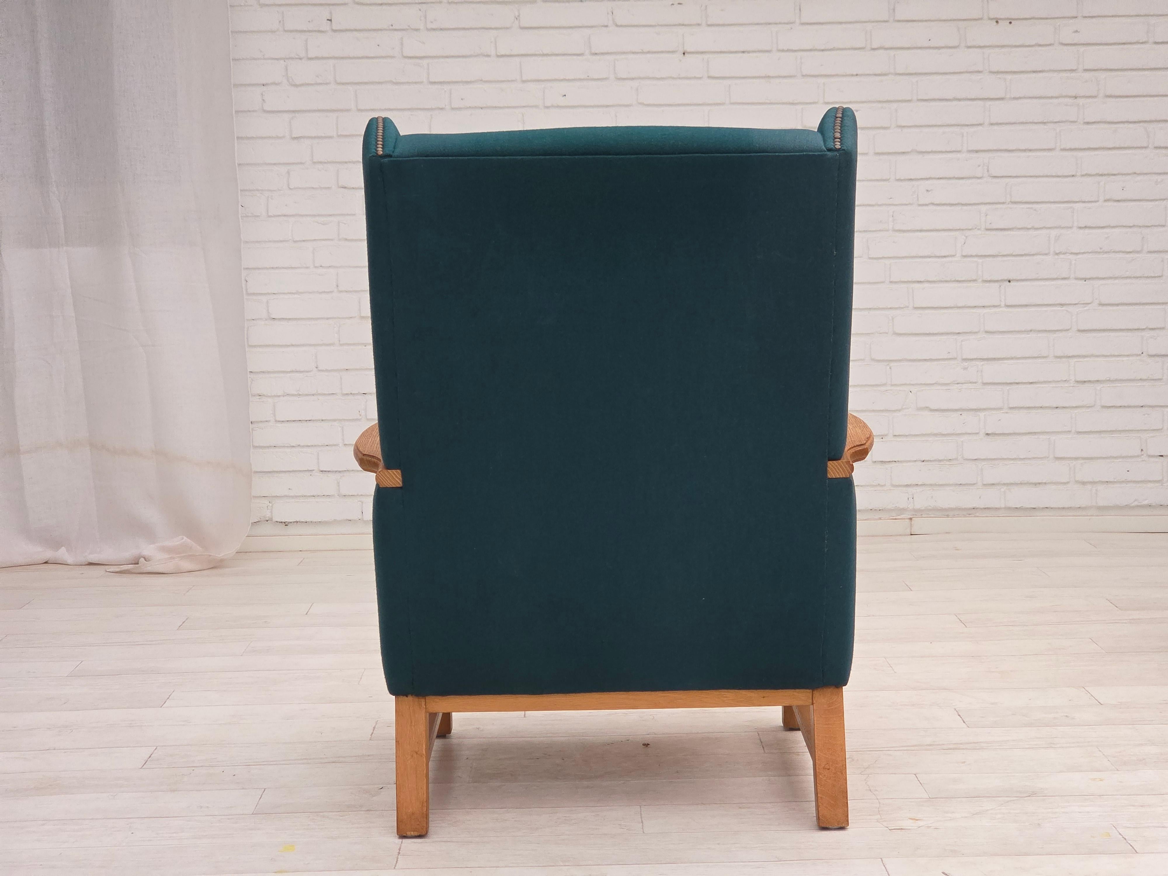 1970, fauteuil danois à dossier haut, laine d'ameublement vert turc, bois de chêne massif. en vente 5