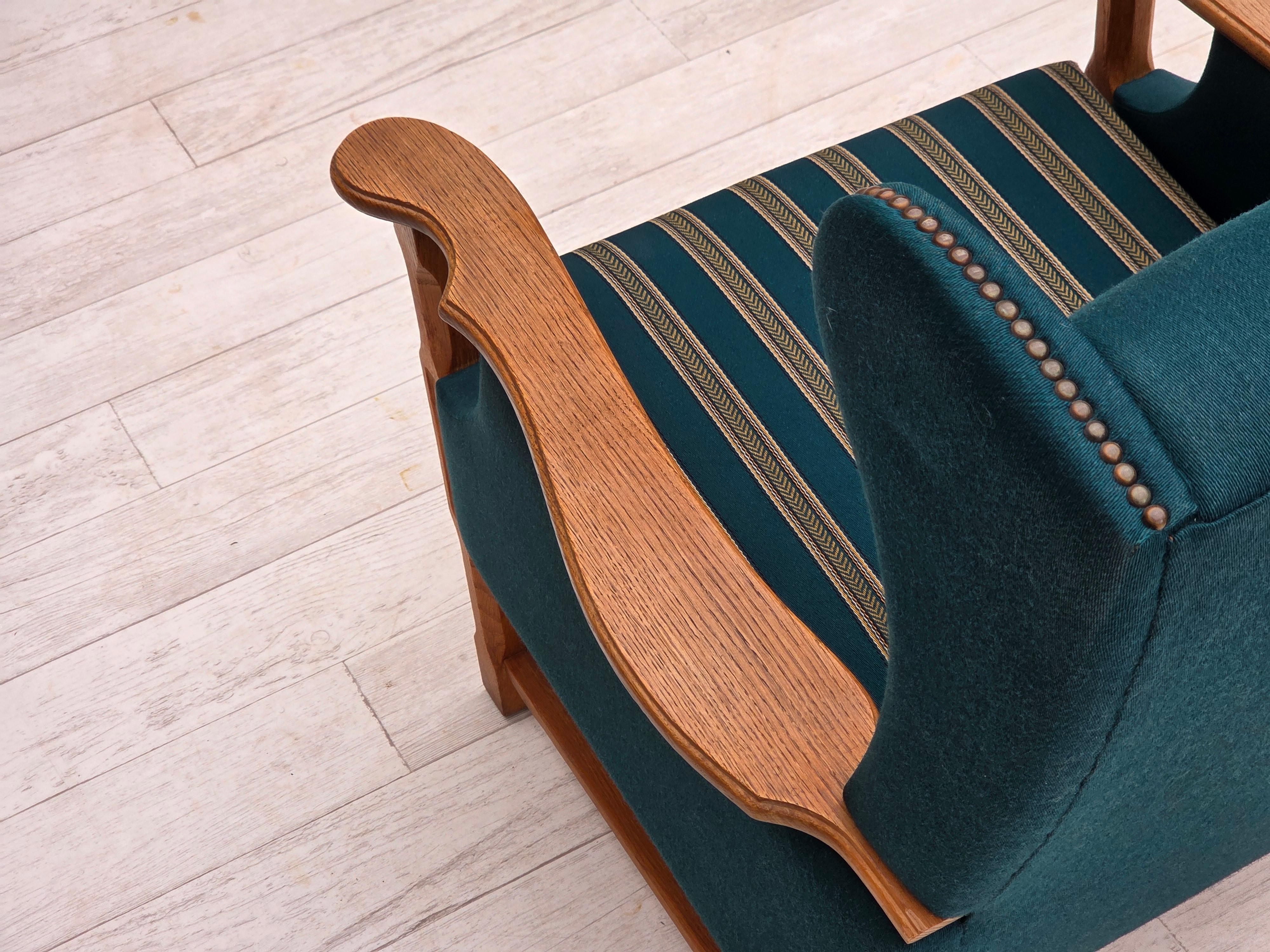 1970, fauteuil danois à dossier haut, laine d'ameublement vert turc, bois de chêne massif. en vente 6