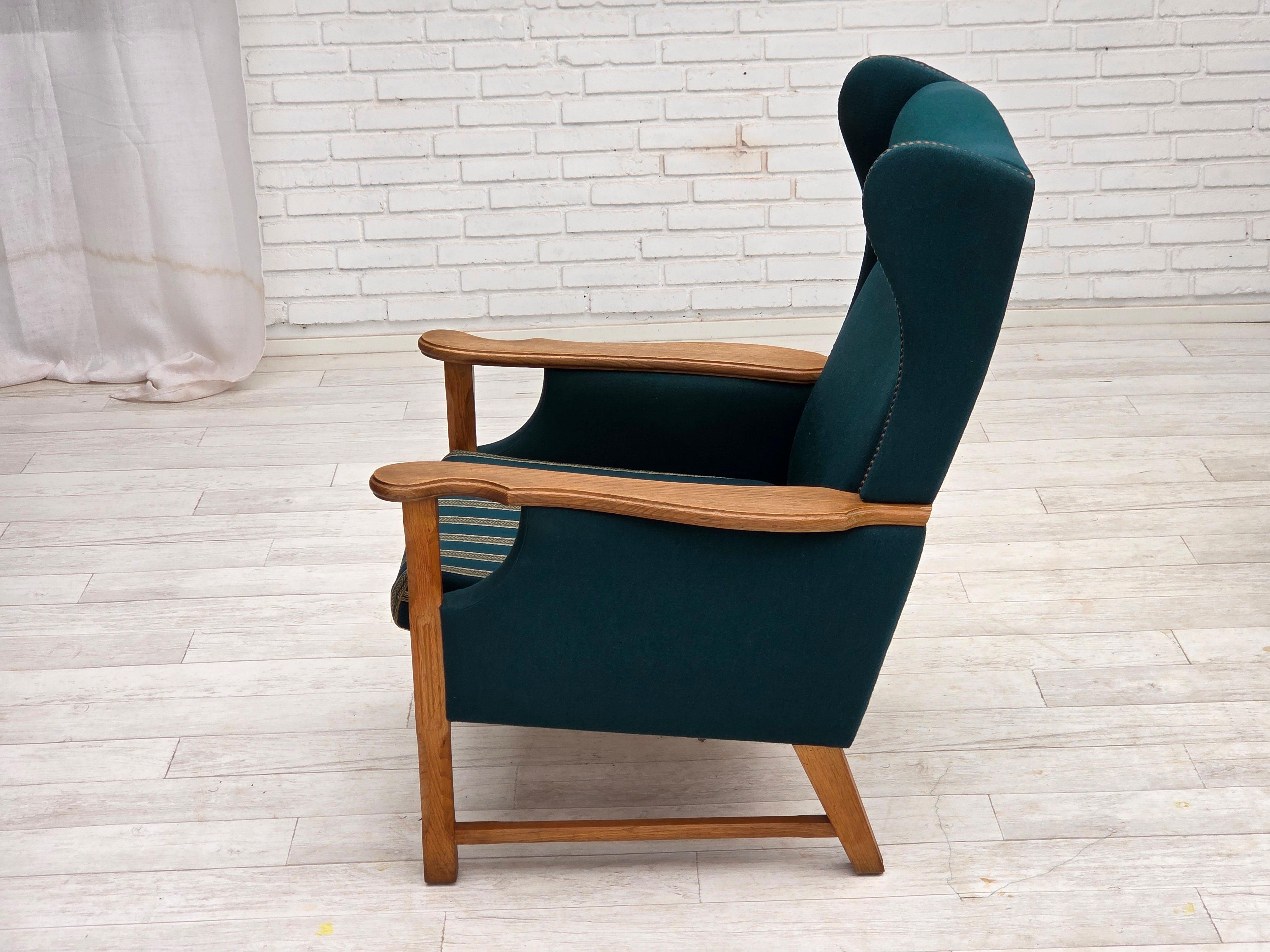 1970, fauteuil danois à dossier haut, laine d'ameublement vert turc, bois de chêne massif. en vente 8