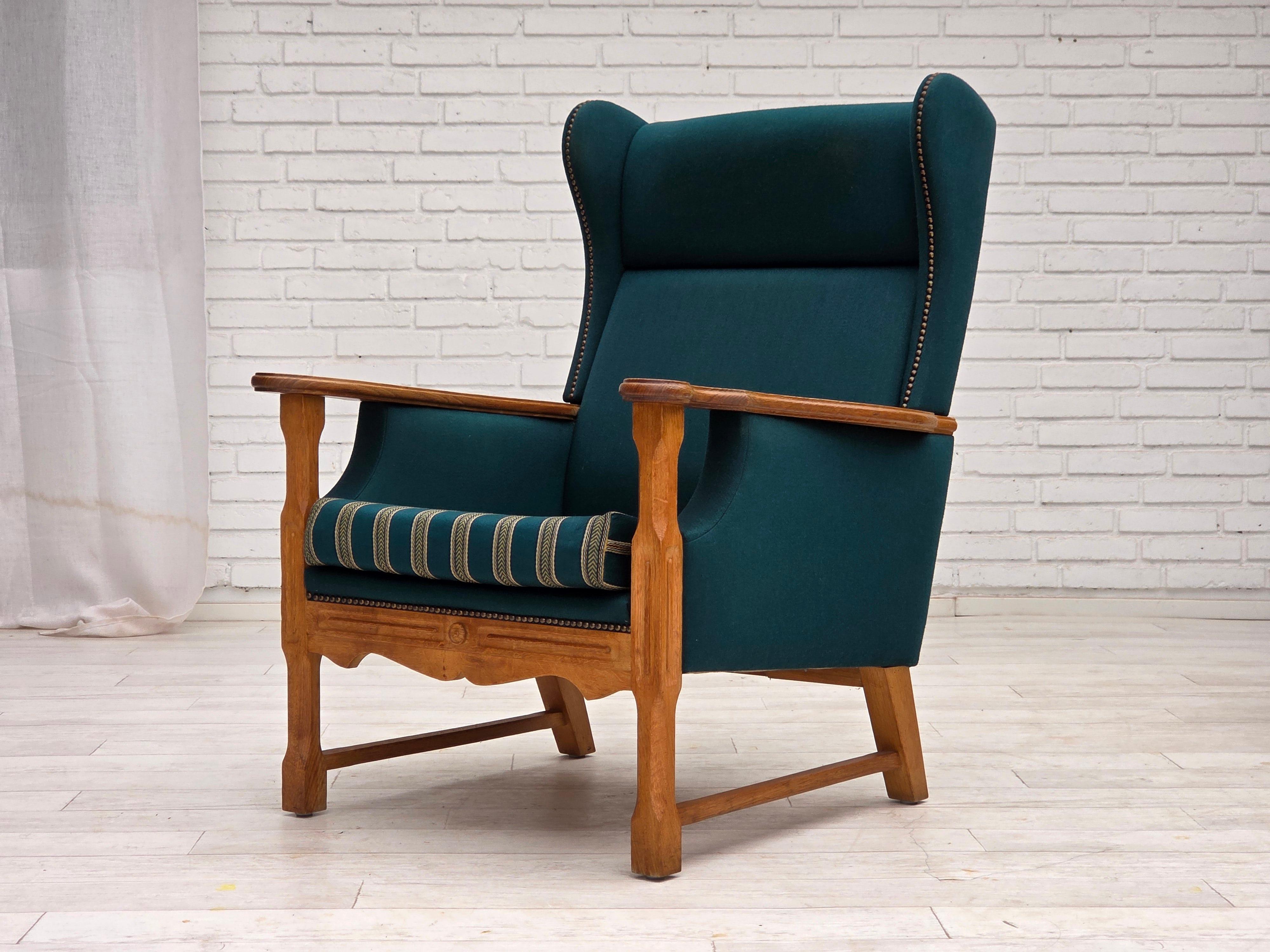 1970, fauteuil danois à dossier haut, laine d'ameublement vert turc, bois de chêne massif. en vente 9