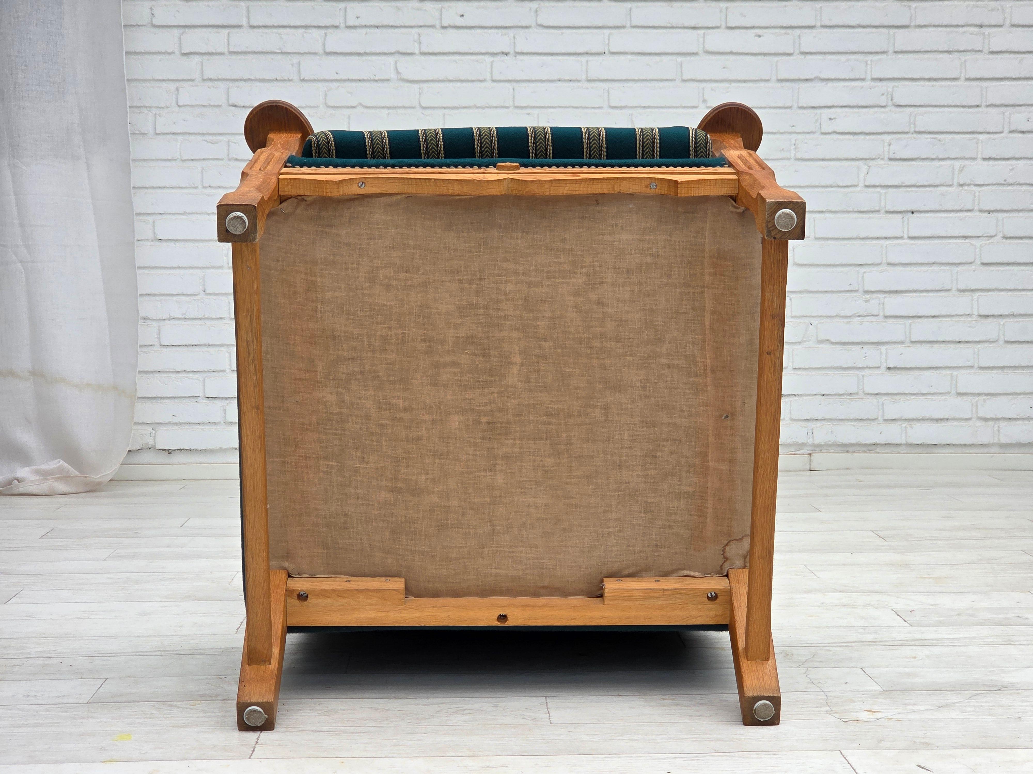 1970, fauteuil danois à dossier haut, laine d'ameublement vert turc, bois de chêne massif. en vente 10