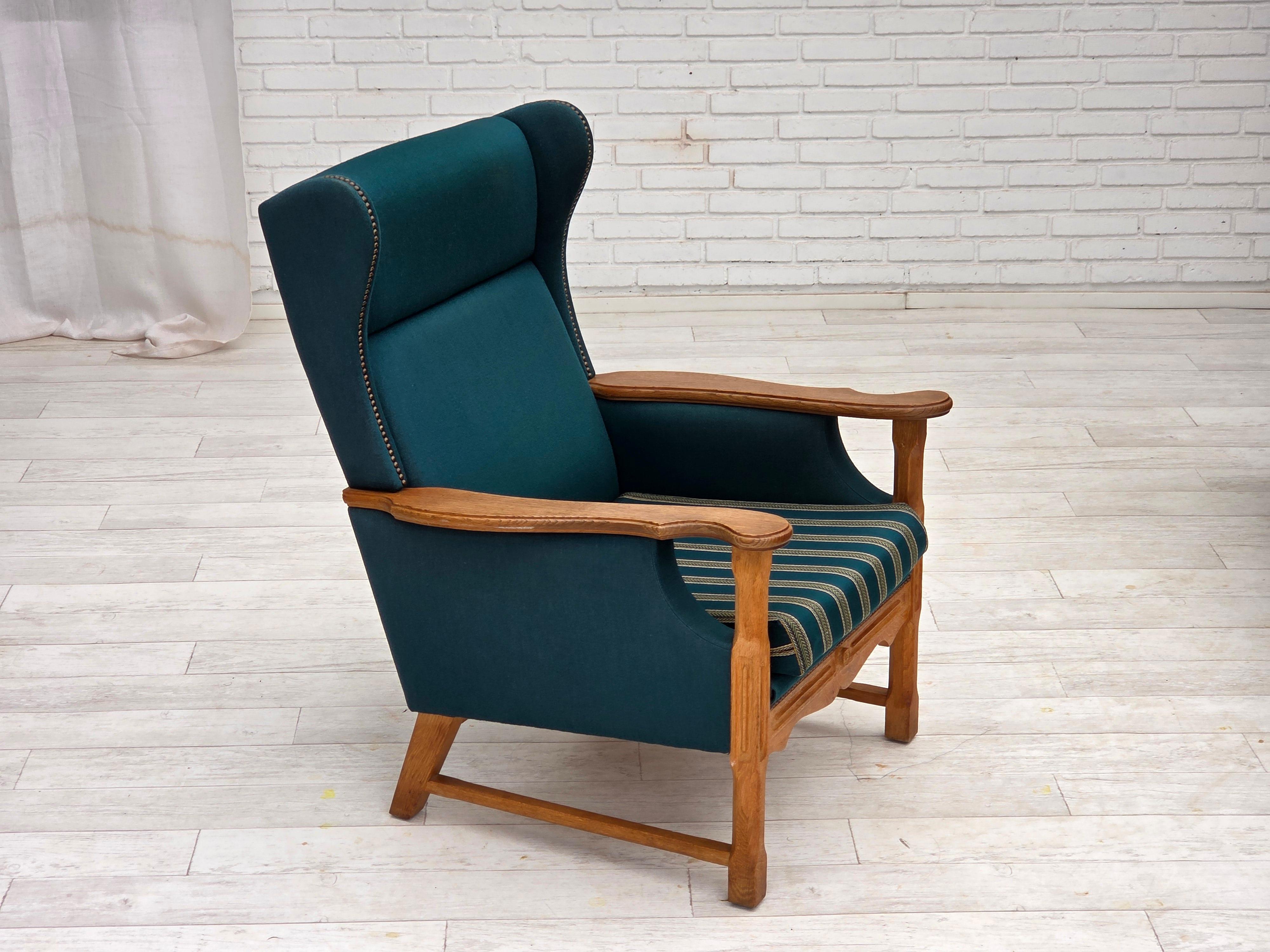 1970, fauteuil danois à dossier haut. Meuble Turkis vert laine, bois de chêne massif. Très bon état d'origine : pas d'odeurs, pas de taches et construction stable. Fabriqué par un fabricant de meubles danois dans les années 1970-1975. Design/One