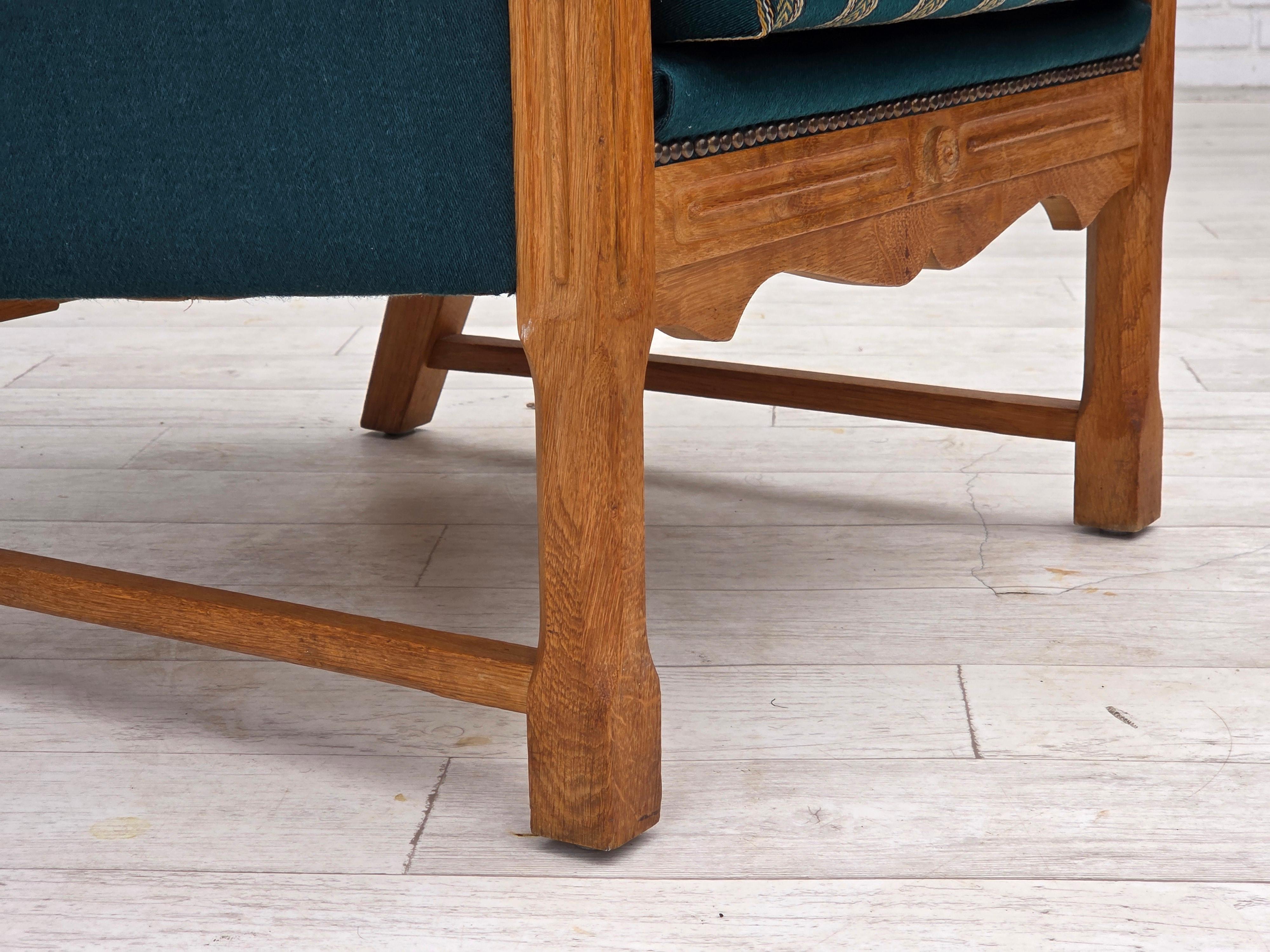 1970, fauteuil danois à dossier haut, laine d'ameublement vert turc, bois de chêne massif. Bon état - En vente à Tarm, 82