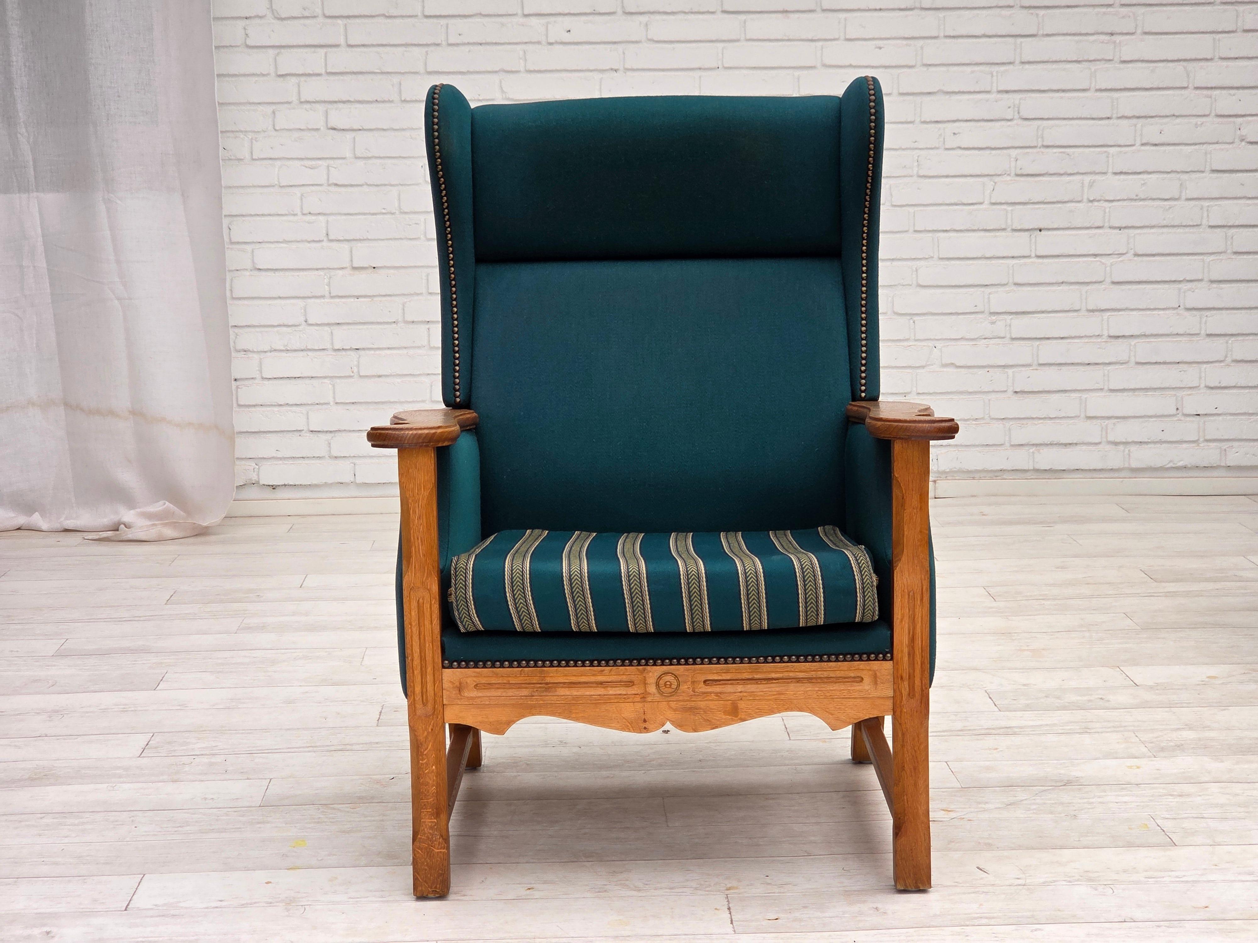 1970, fauteuil danois à dossier haut, laine d'ameublement vert turc, bois de chêne massif. en vente 1