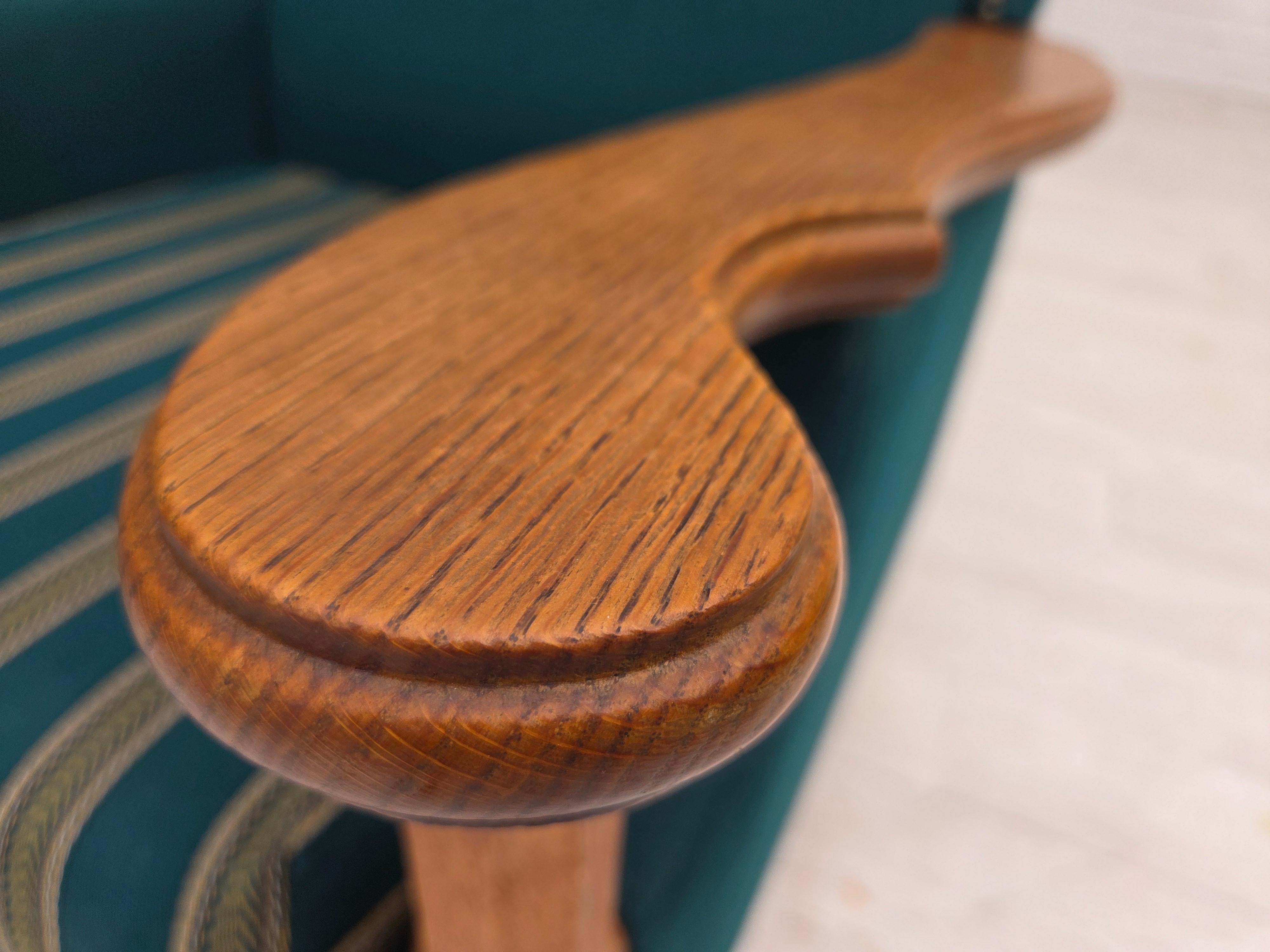 1970, fauteuil danois à dossier haut, laine d'ameublement vert turc, bois de chêne massif. en vente 2