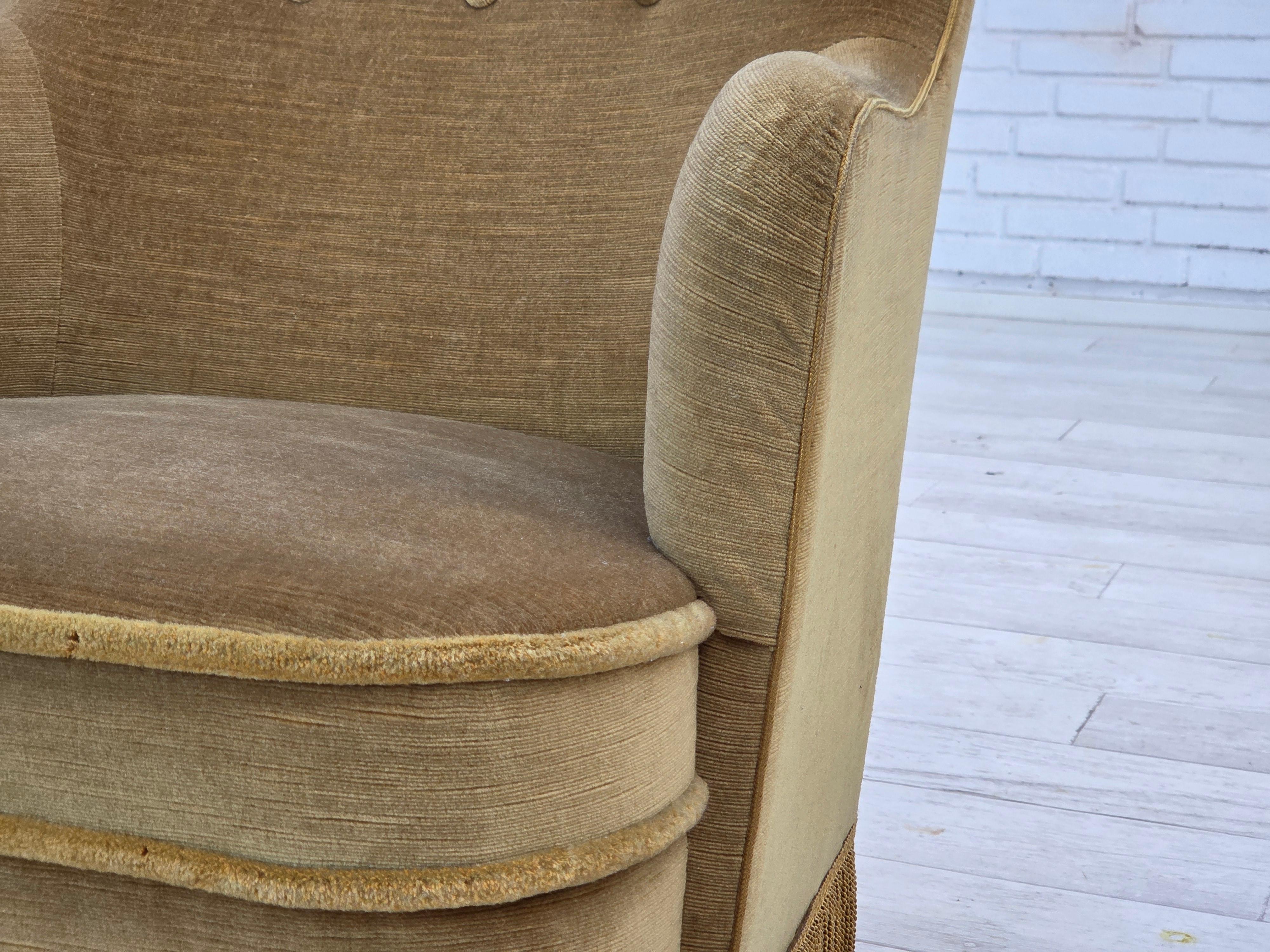 1970, fauteuil danois à dossier haut, velours de mobilier vert clair d'origine. en vente 3