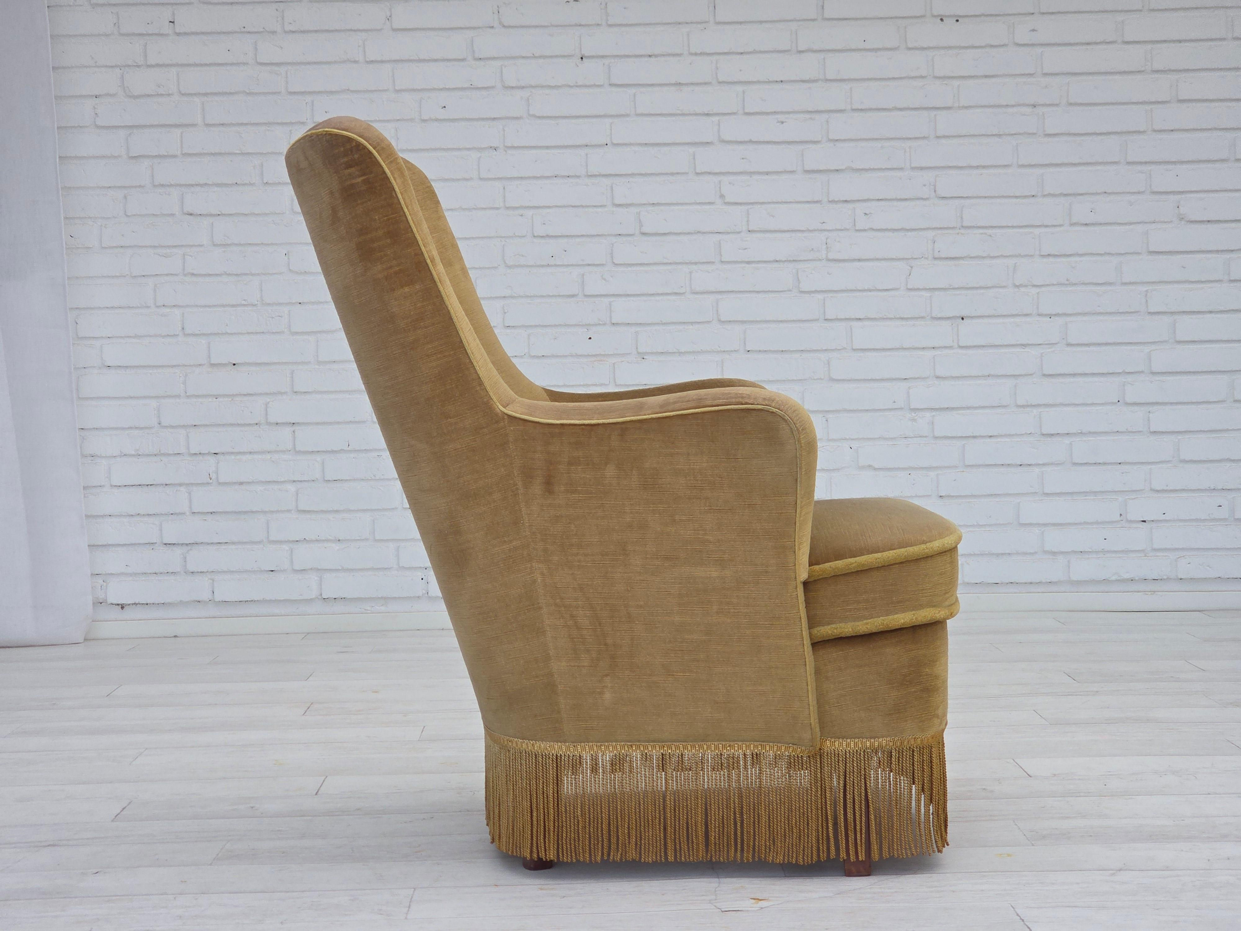 1970, fauteuil danois à dossier haut, velours de mobilier vert clair d'origine. en vente 4
